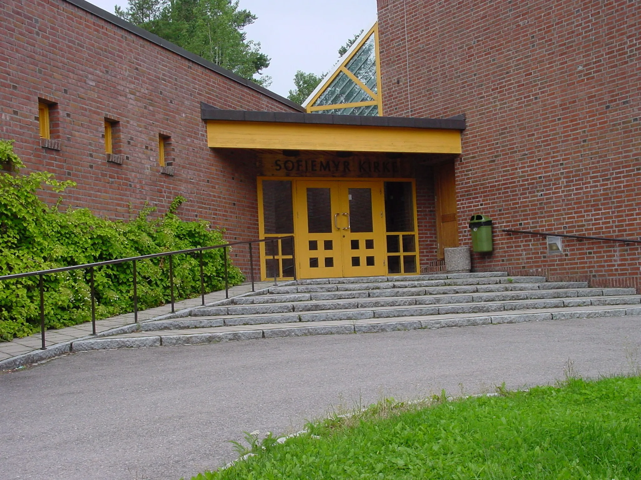 Photo showing: Hovedinngangen til sofiemyr kirke