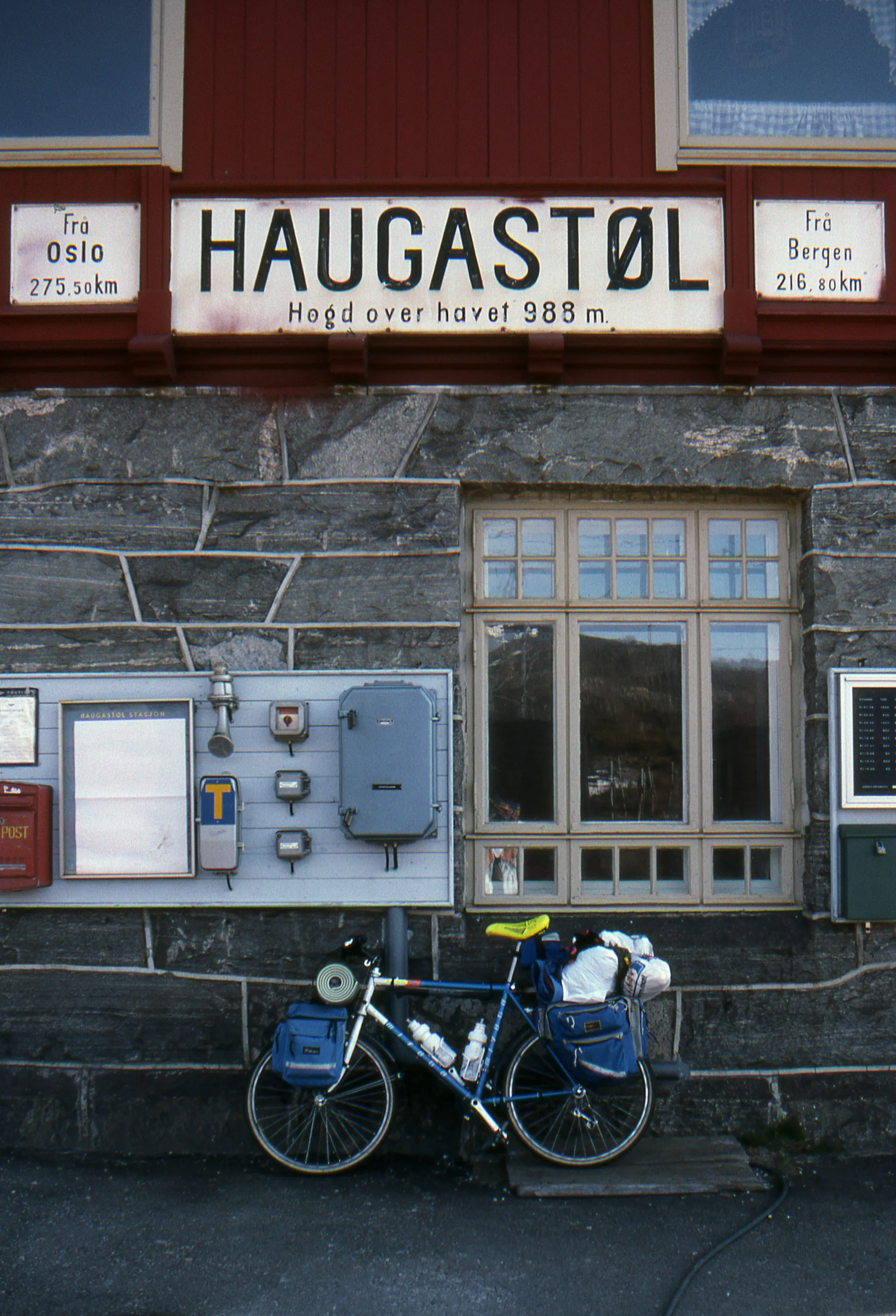 Photo showing: Haugastol Station with my bike - Norway
