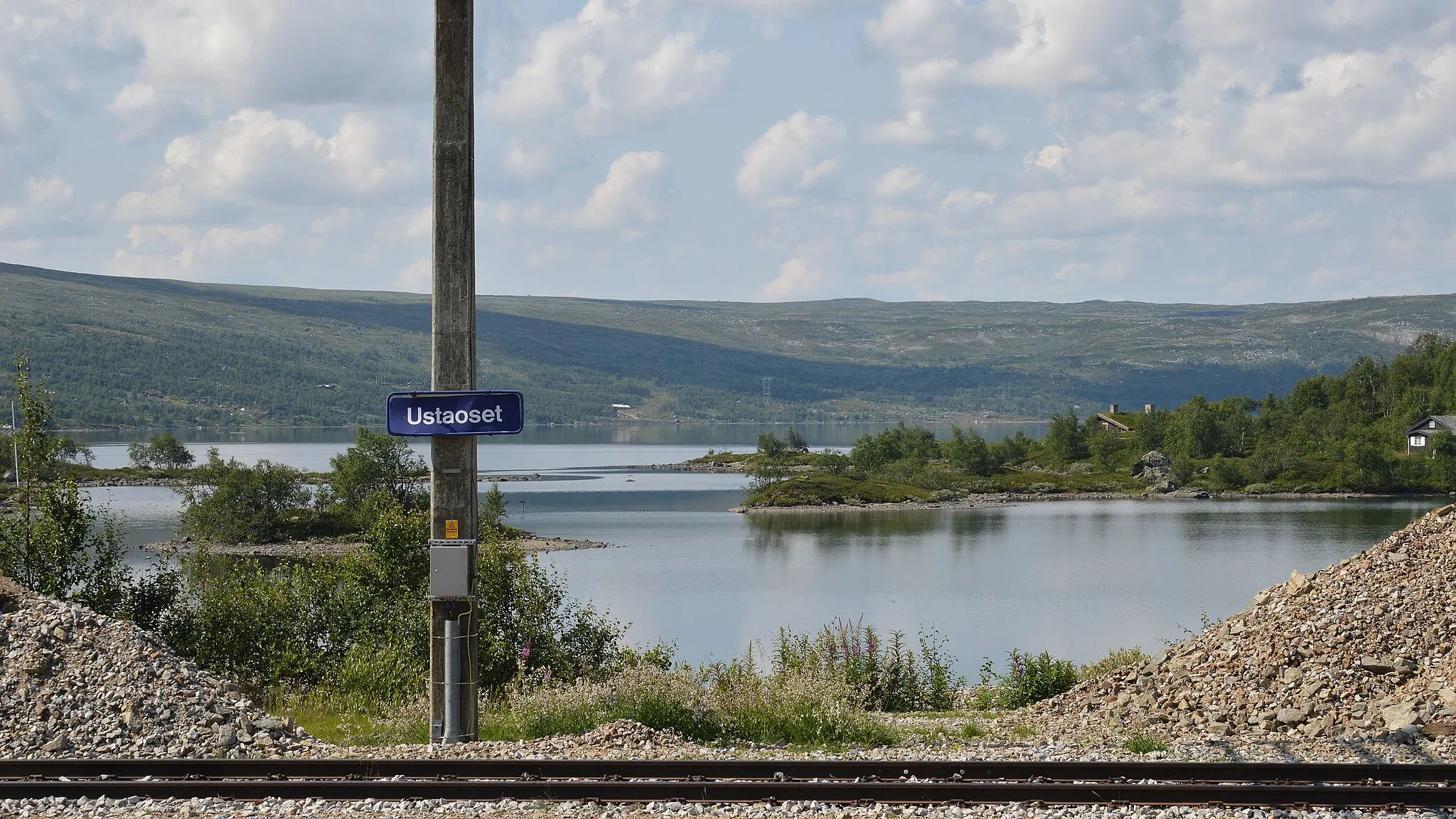 Photo showing: Ustevatn at Ustaoset Station in Hol, Norway.