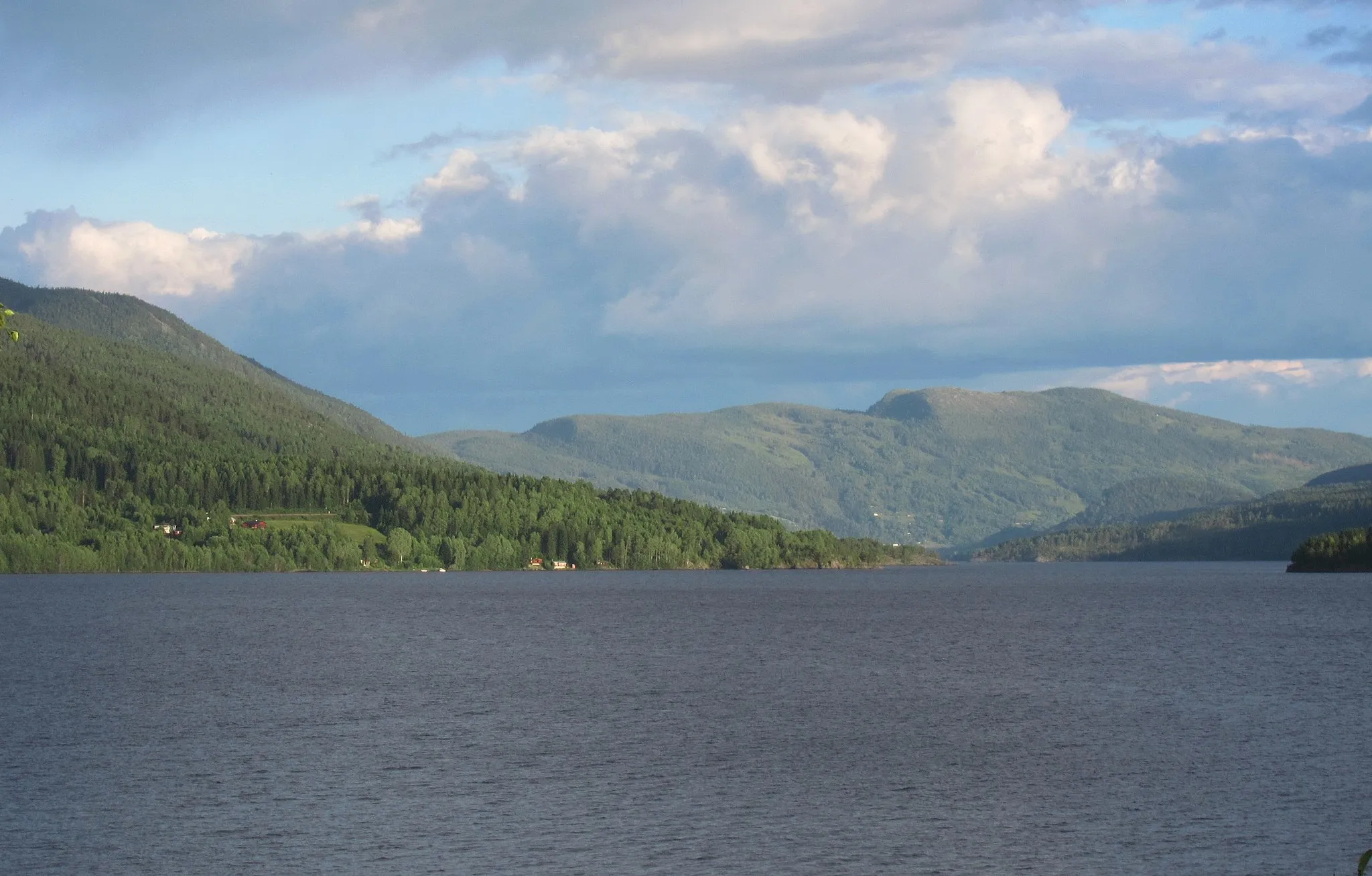 Photo showing: Krøderen lake in Buskerud seen from north to south, july evening.