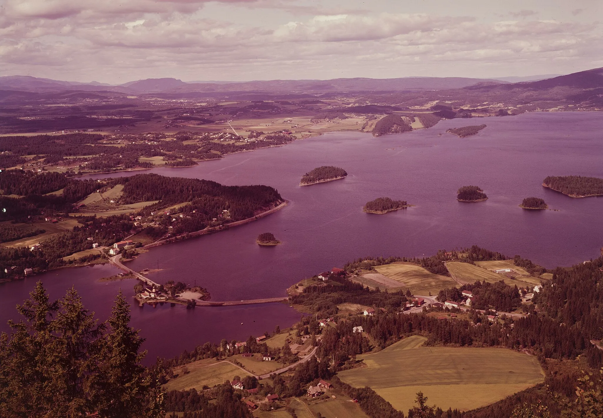 Photo showing: Bildet er hentet fra Nasjonalbibliotekets bildesamling. Anmerkninger til bildet var: Tittel er hentet fra emballasje.
Steinsfjorden,Tyrifjorden, Hole, Buskerud