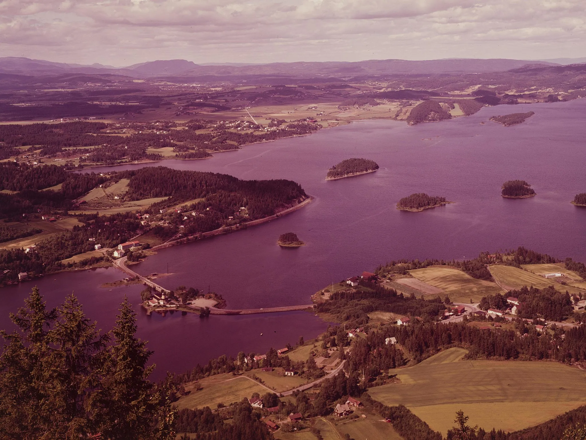 Photo showing: Bildet er hentet fra Nasjonalbibliotekets bildesamling. Anmerkninger til bildet var: Tittel er hentet fra emballasje.
Krokkleiva,Tyrifjorden,Steinsfjorden, Hole, Buskerud