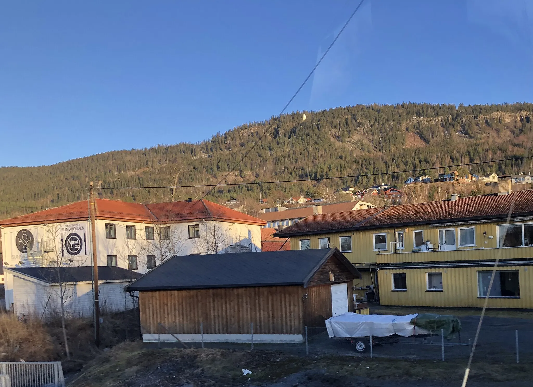 Photo showing: Bildet er hentet fra Nasjonalbibliotekets bildesamling. Anmerkninger til bildet var: Tittel er hentet fra emballasje.
Steinsfjorden,Tyrifjorden, Hole, Buskerud