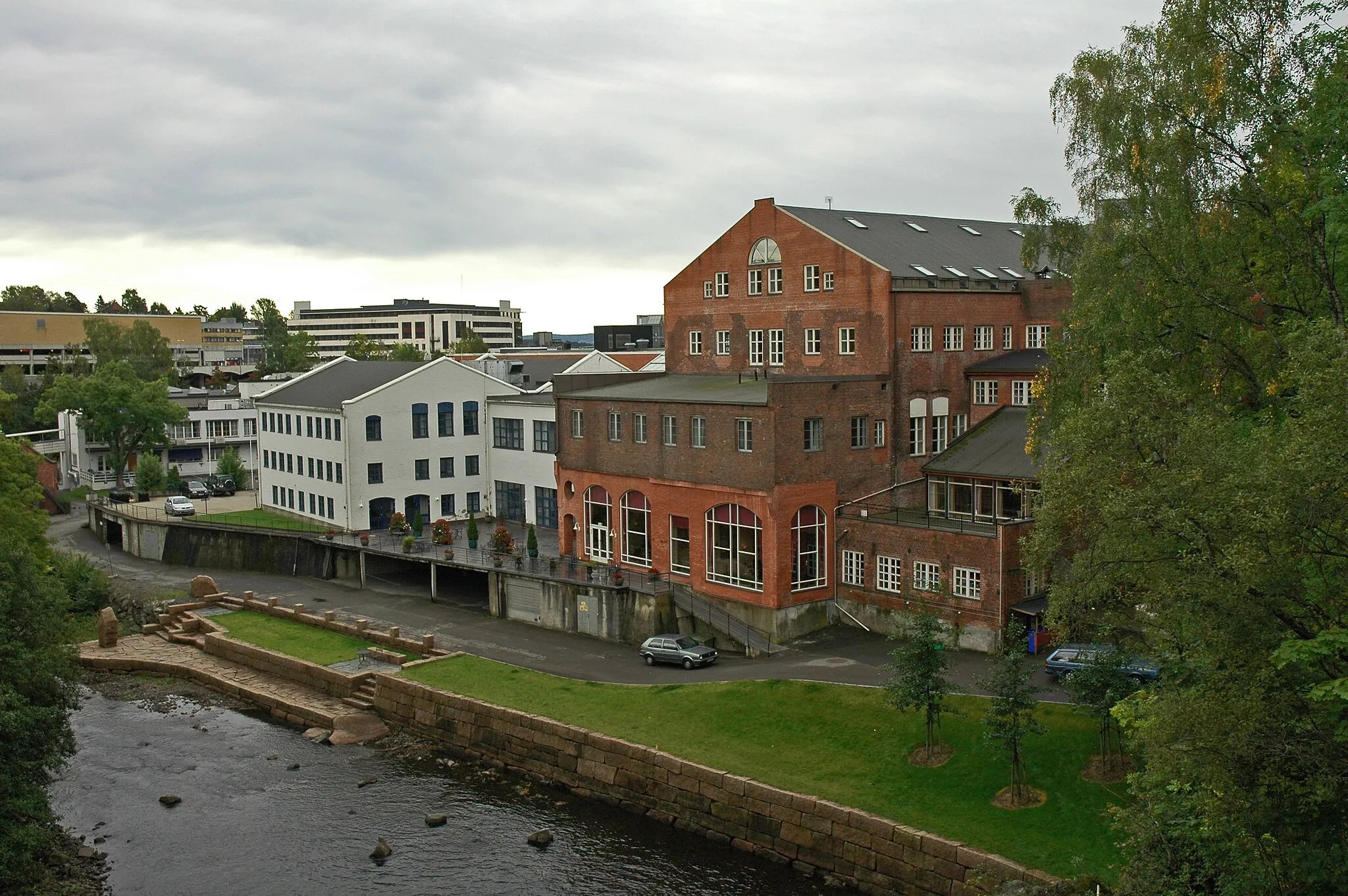 Photo showing: Lilleaker in Oslo seen from Fåbro (a bridge over Lysakererlven), near Granfos, in Norway. The building at the far left is CC Vest shopping mall at Lilleaker.