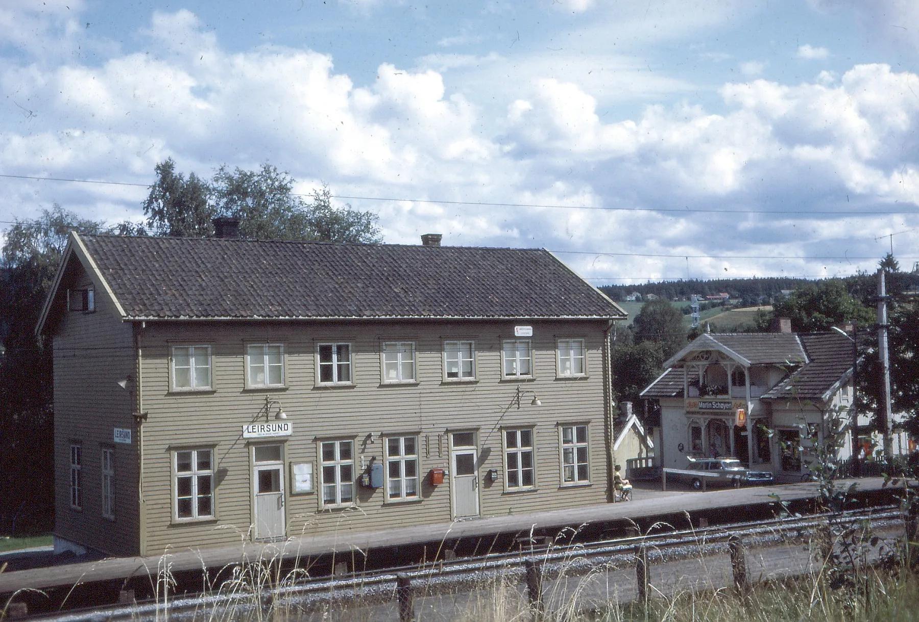 Photo showing: Leirsund stasjon i 1970, betydelig ombygget og påbygget i forhold til det opprinnelige. Foto: Hans Martin Faller. Fra Skedsmo historielags samling via Lokalhistoriewiki.