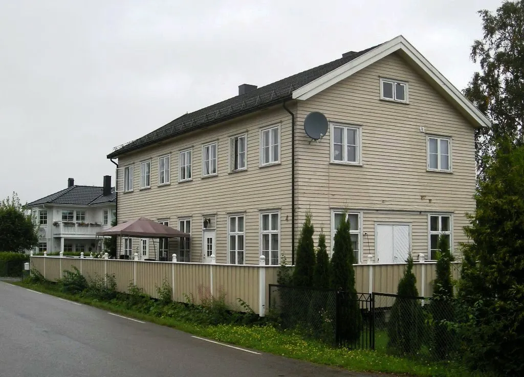 Photo showing: Den tidligere stasjonsbygningen på Leirsund som var i bruk til Gardermobanen ble bygget.