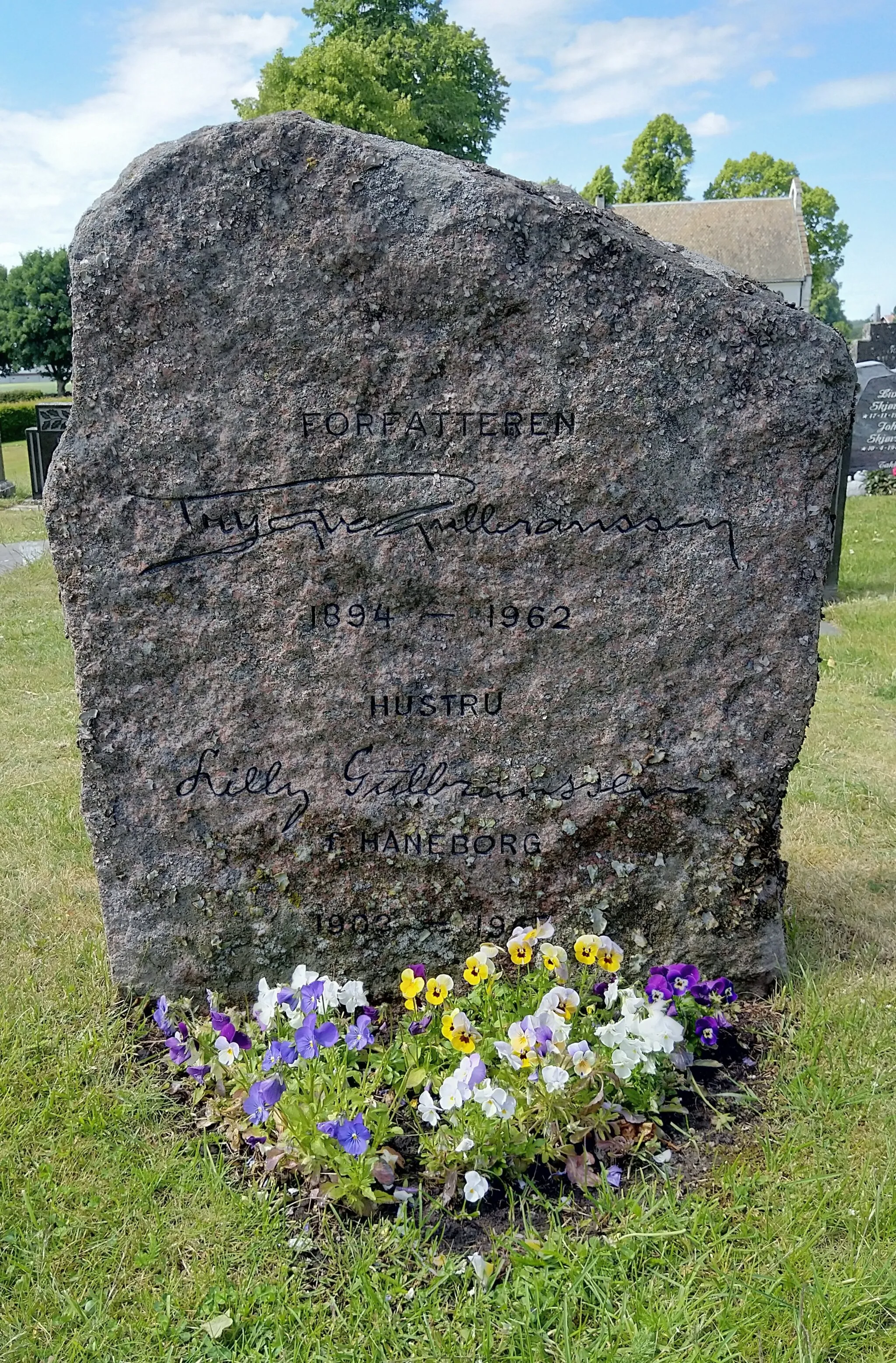 Photo showing: Trygve Gulbranssens grav ved Eidsberg kirke.
