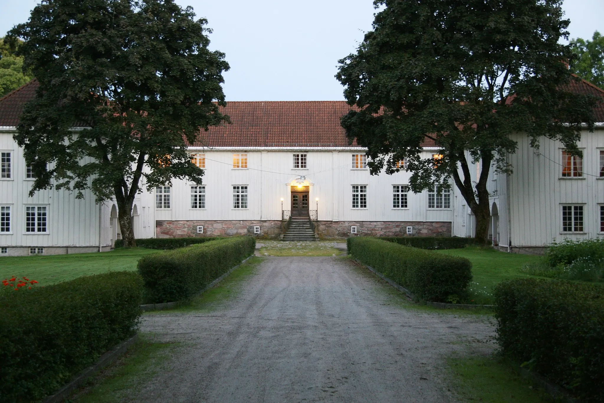 Photo showing: The main entrance to the main building of Elingaard
