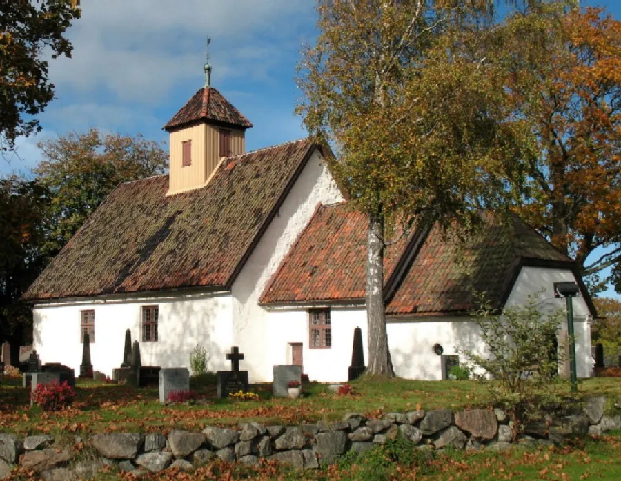 Photo showing: Gamle Glemmen kirke og en del av kirkegården sett fra sørøst