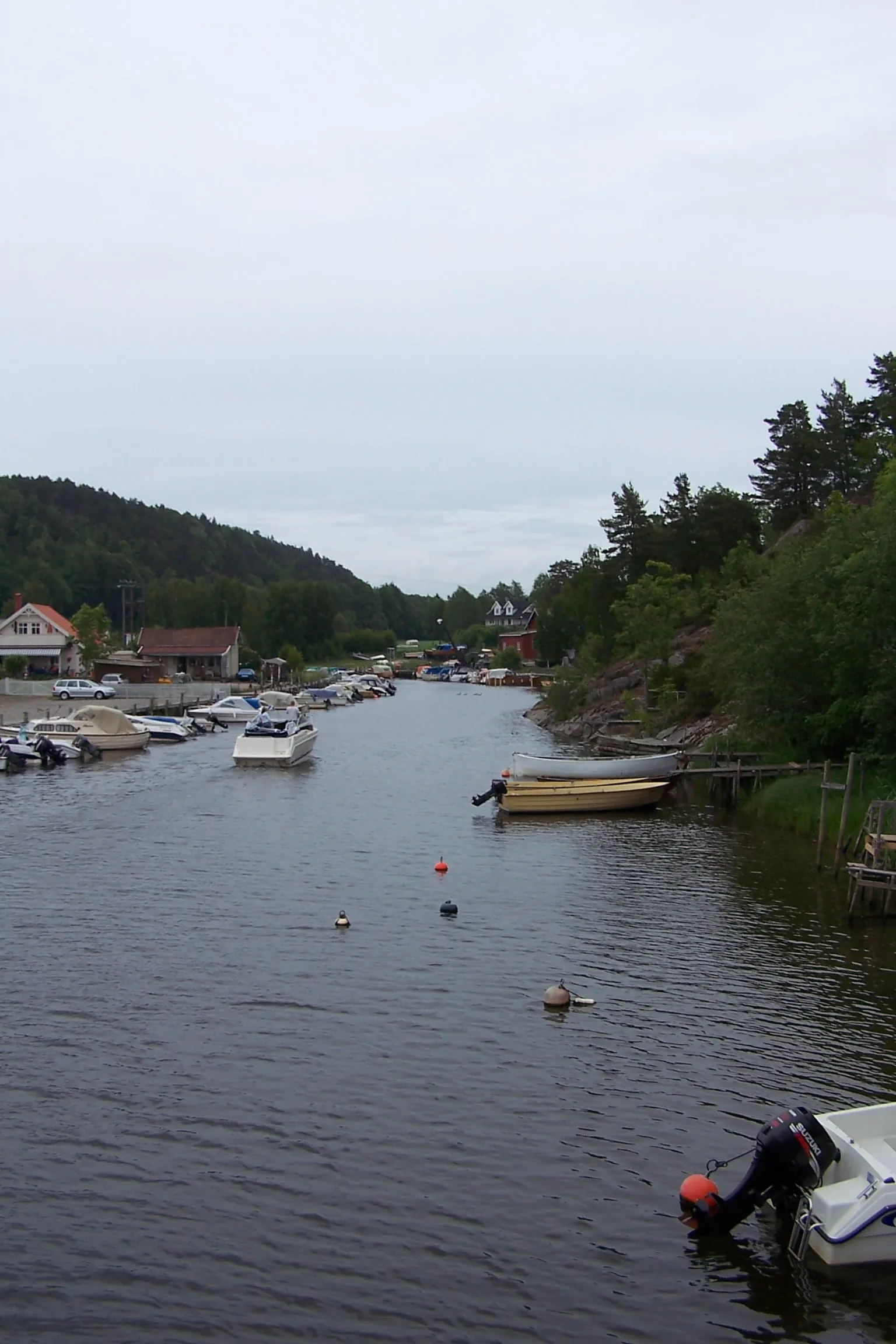 Photo showing: Son, Norway: River Såna as it reaches Son