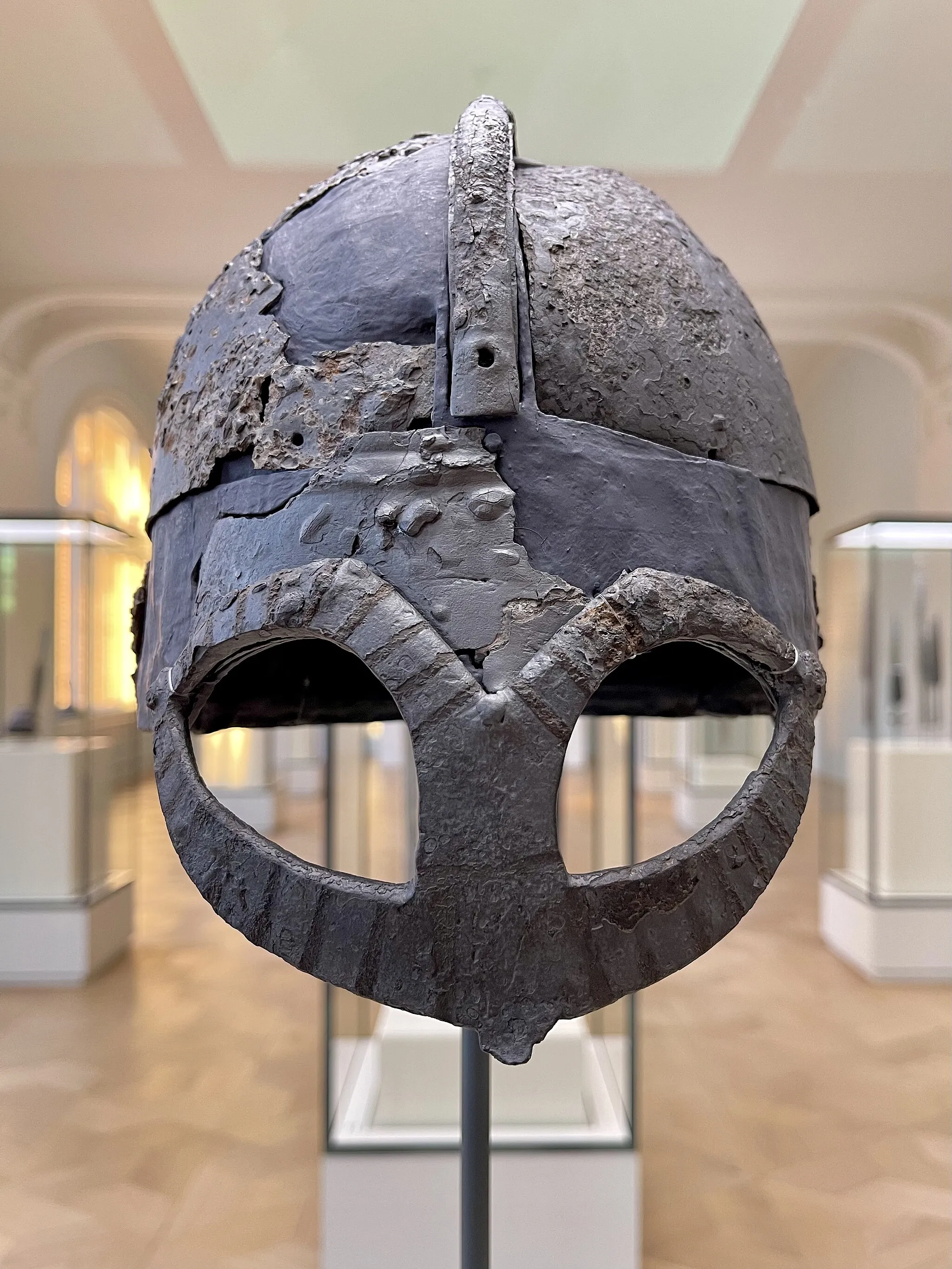 Photo showing: 08. The Gjermundbu helmet (in Norwegian: Gjermundbuhjelmen), from the Gjermundbu grave find (Gjermundbufunnet) in Buskerud, Norway. The helmet is the only viking helmet in the world. It belonged to an equestrian warrior, perhaps a very rich and powerful chieftain. The helmet was made 950-1000 and destroyed, possibly ritually, before or during the funeral.
Photo taken on November 11th, 2021 at the VÍKINGR – Viking Age exhibition, an exhibition in the Museum of Cultural History of the University of Oslo (UiO Kulturhistorisk Museum) in Oslo, Norway, showing some of the most exquisite objects the museum has from the Norwegian Viking Age. Read more about the objects in English or Norwegian.