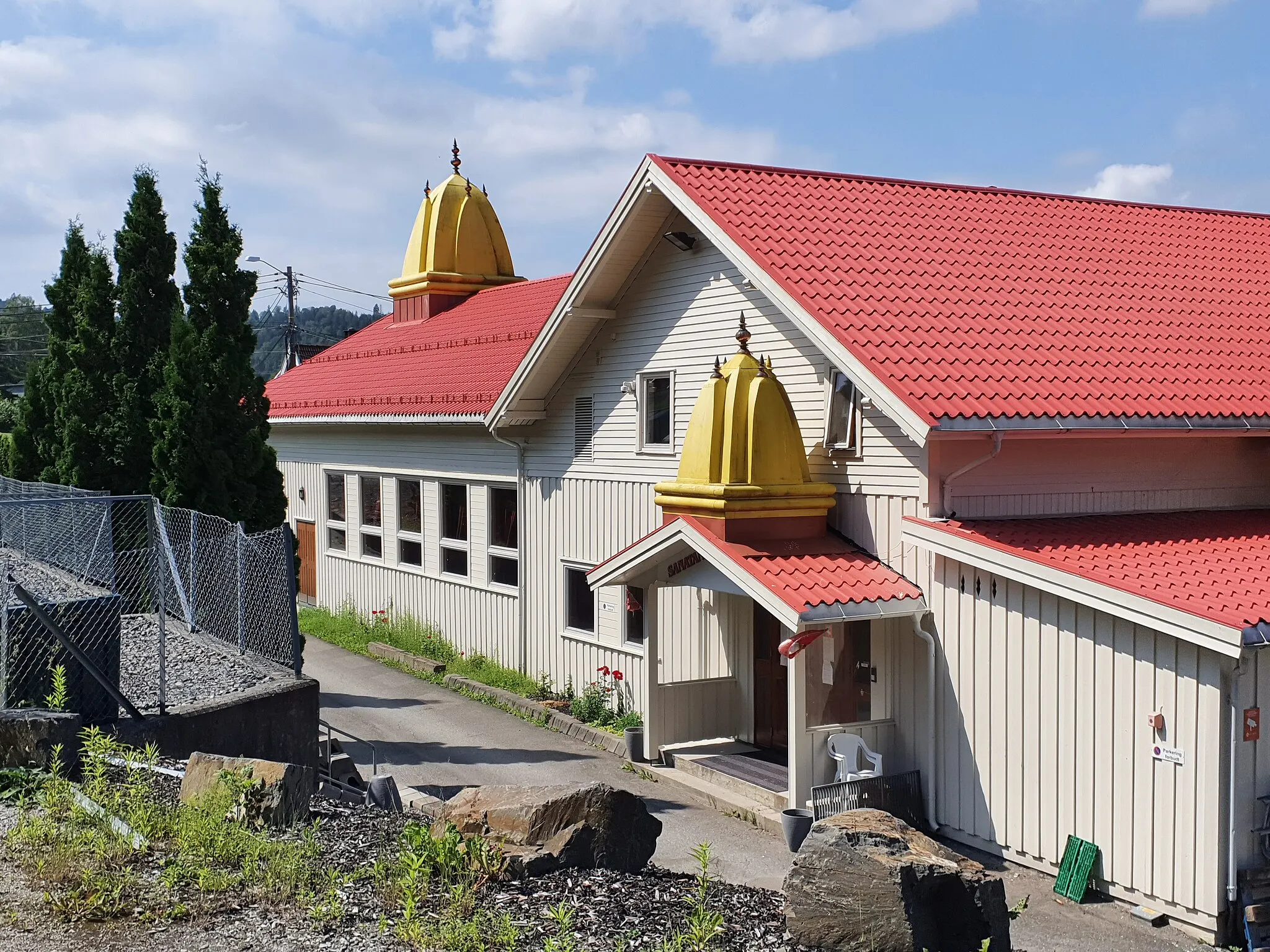 Photo showing: Sanatan Mandir Sabha are an organized group of hindus in Norway, and the name of their temple in Slemmestad, Norway. This image shows the main entrance, from the parking lot.