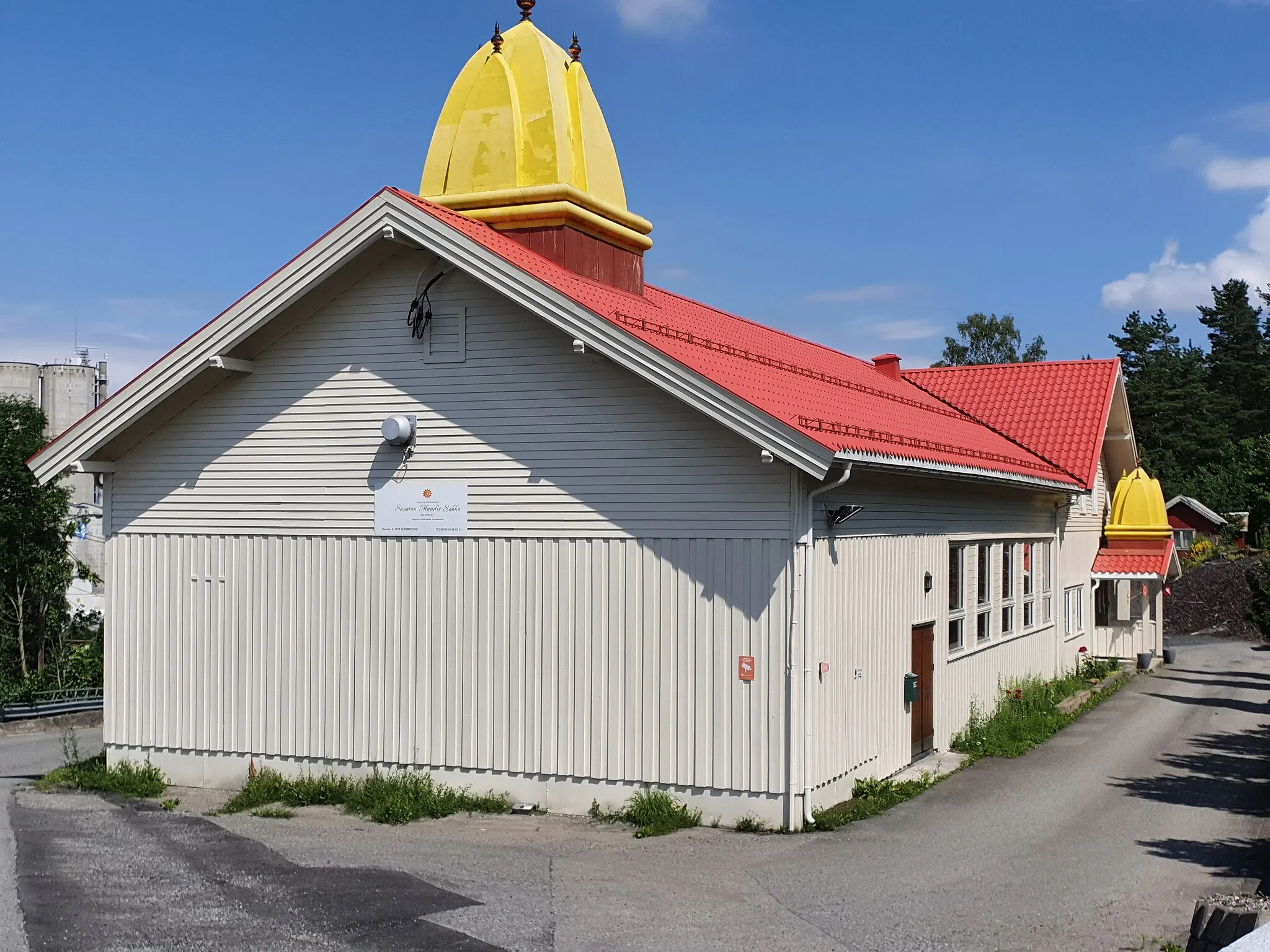 Photo showing: Sanatan Mandir Sabha are an organized group of hindus in Norway, and the name of their temple in Slemmestad, Norway. This image shows the south side facade, as seen from the road.