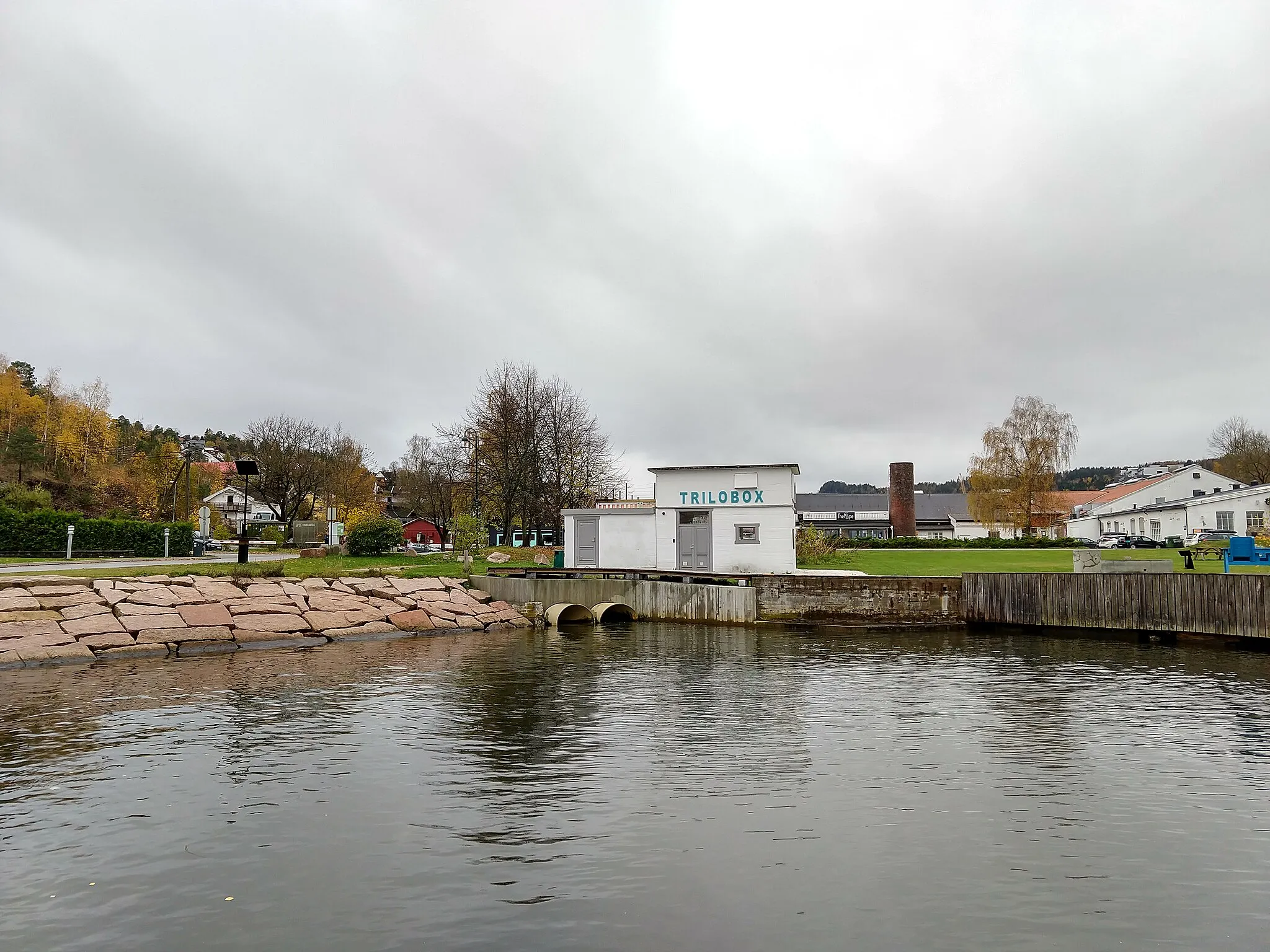 Photo showing: The estuary of Bøbekken stream in Slemmestad, Asker, Norway, captured from northeast in October. Slemmestad village in the background. The hill of Bøsnipa in the far background.