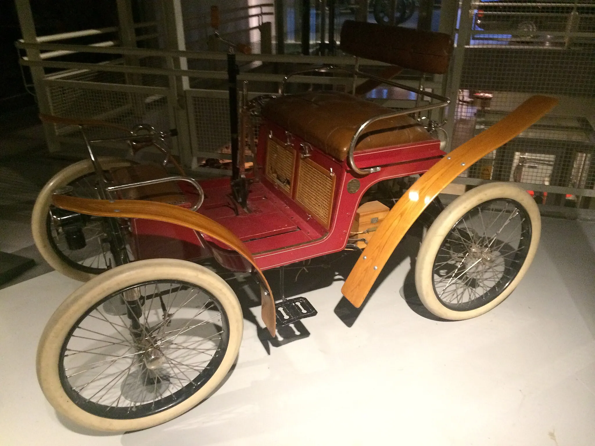 Photo showing: 1899 model Wartburg, produced by the Eisenacher Motoren Werke, Germany. This specimen is one out of the only four left in the world. The car was a licenced copy of the French Decauville Voiturelle. Technical Museum, Oslo, Norway.