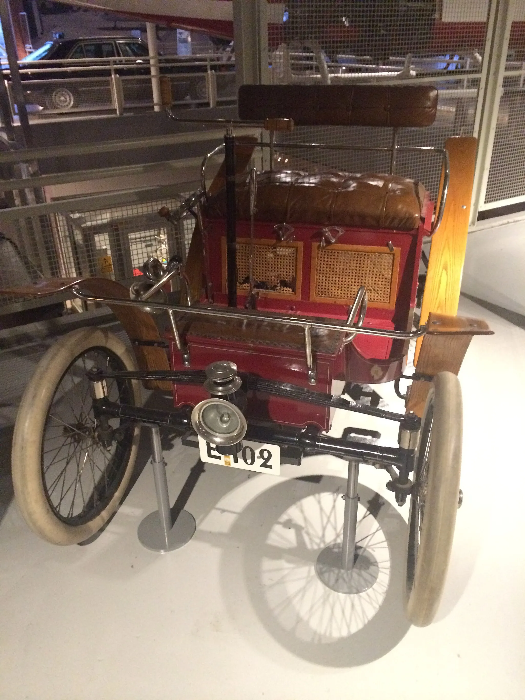 Photo showing: 1899 model Wartburg, produced by the Eisenacher Motoren Werke, Germany. This specimen is one out of the only four left in the world. The car was a licenced copy of the French Decauville Voiturelle. Technical Museum, Oslo, Norway.