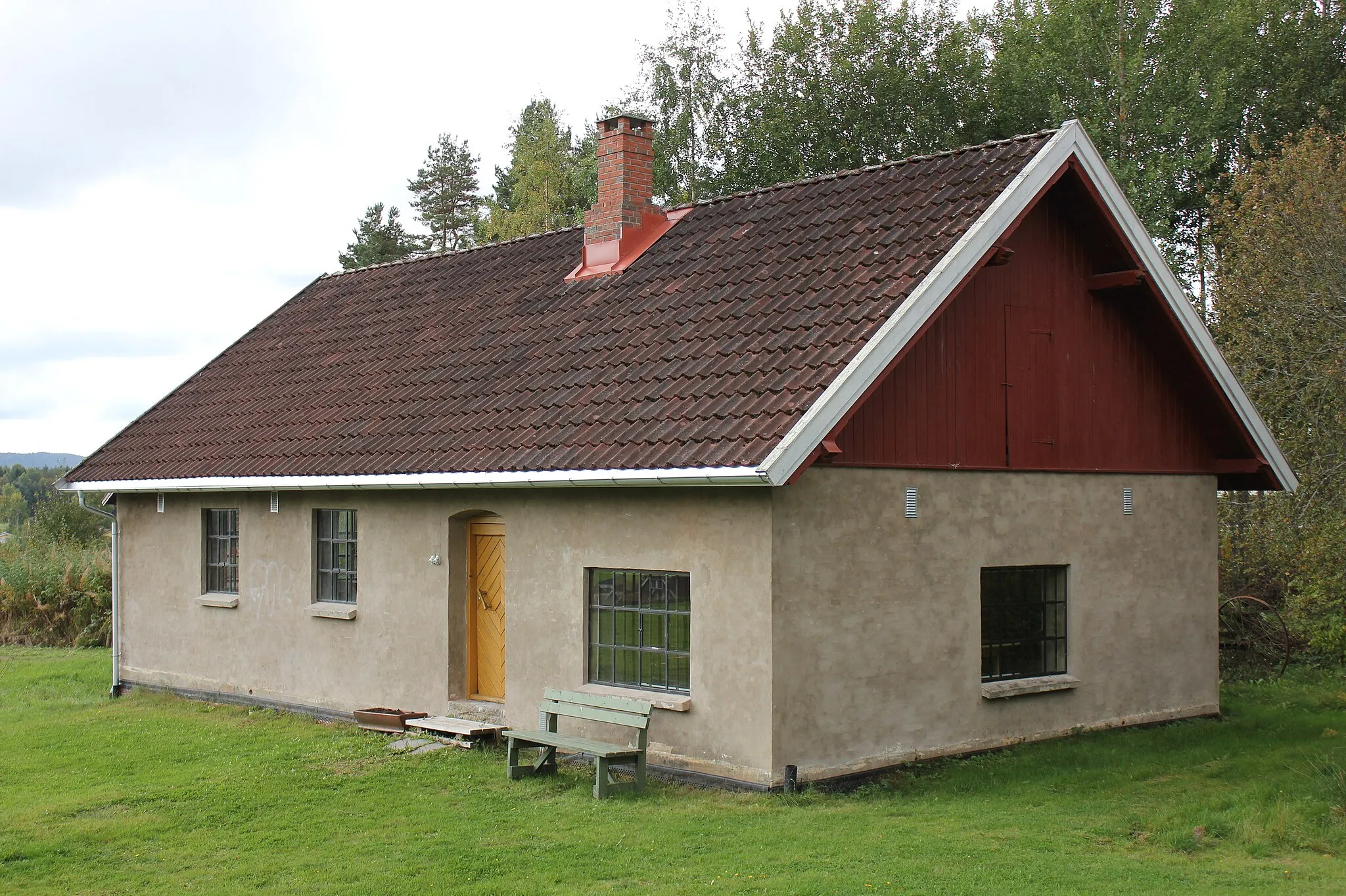 Photo showing: Aur prestegård ligger i Aurskog-Høland kommune i Akershus. Aur prestegård og Aurskog kirke ligger på et høydedrag sentralt i tettstedet Aurskog i den nordlige delen av kommunen. Her har kirke og prestegård ligget helt siden middelalderen. De nåværende bygningene på gården er fra 1700-tallet og fremover. Tre av husene er formelt fredet i henhold til §15 i "Lov om kulturminner".