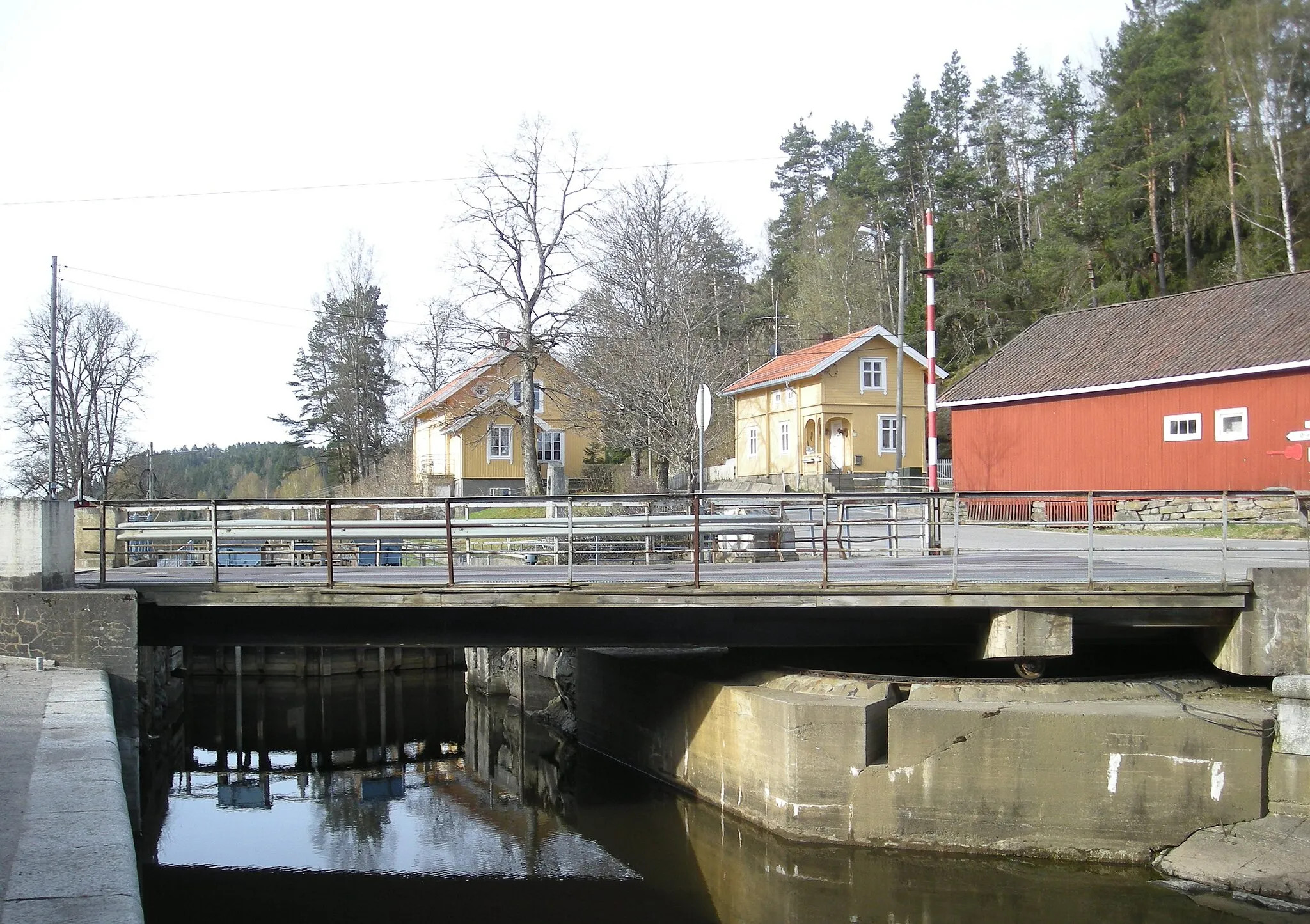 Photo showing: Fylkesvei 1316 (tidl. 843) på svingbro over Ørje sluser