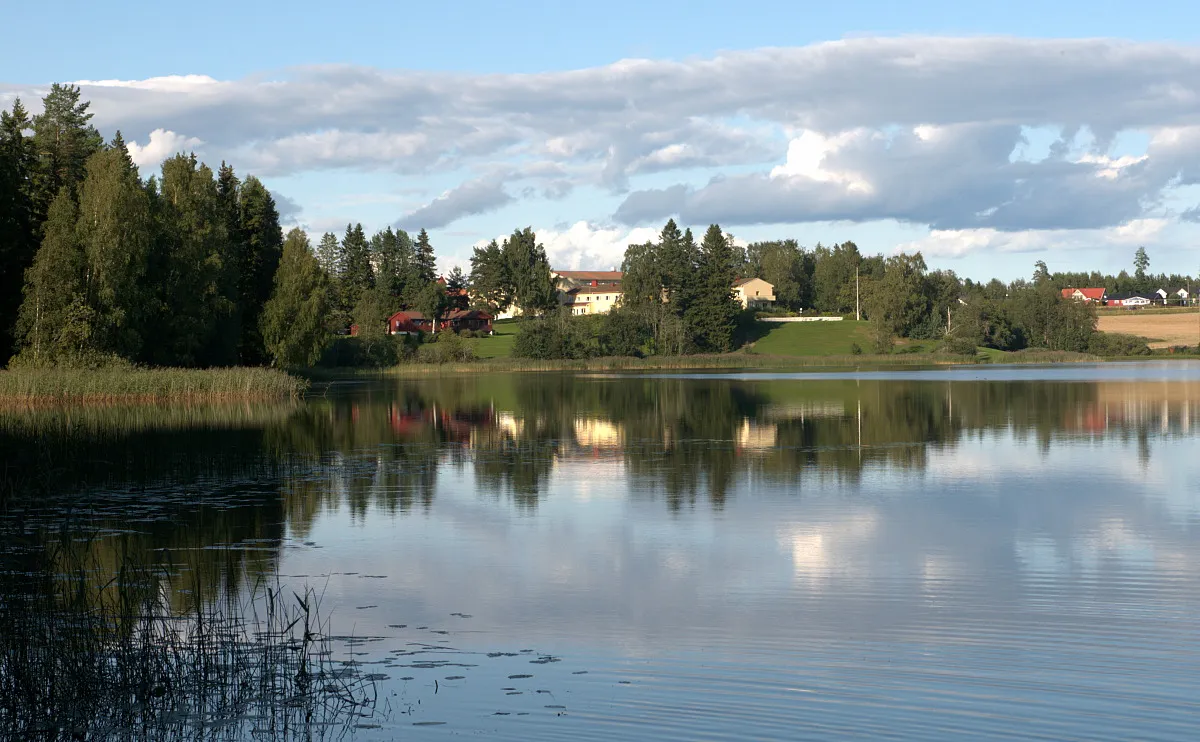 Photo showing: Nordbytjernet med Romerike folkehøgskole i bakgrunnen.