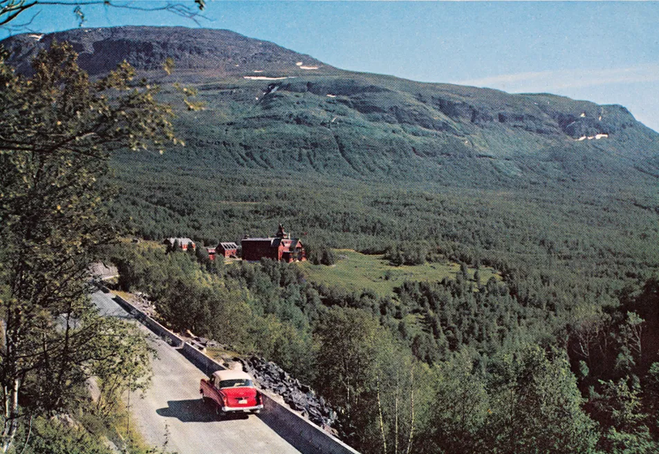 Photo showing: Tittel / Title: Norge: Maristuen Høyfjellshotell, Filefjell, 830 m. o. h. Ruten Fagernes - Lærdal, Sogn
Motiv / Motif: Postkort. Den røde og hvite bilen tilhørte postkortforlaget.
Nr. 785 (produksjonsnr fra Normann)
Dato / Date: utgitt på slutten av 1960-tallet
Fotograf / Photographer: Normann
Sted / Place: Sogn og Fjordane
Eier / Owner Institution: Nasjonalbiblioteket / National Library of Norway
Lenke / Link: www.nb.no

Bildesignatur / Image Number: blds_02243