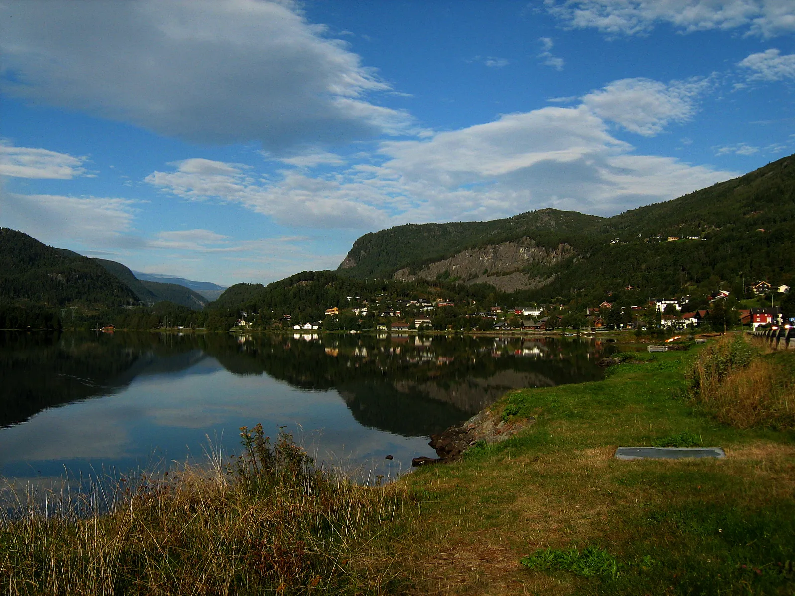 Photo showing: Hol is located next to the Holsfjorden. Holsfjorden is part of the Hallingdal River, the Hallingdalelva, that streams through the Halling Valley, Hallingdal.