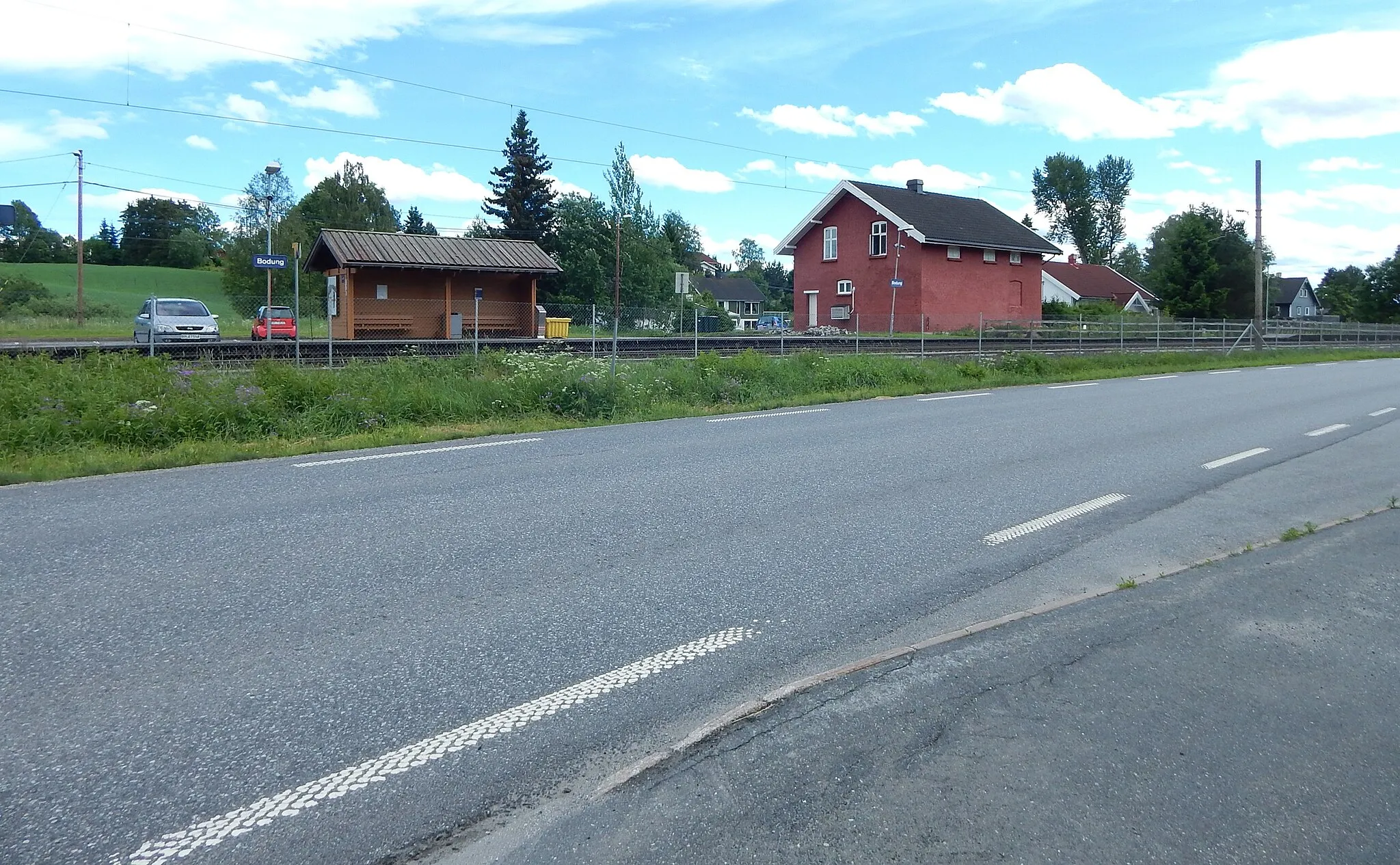 Photo showing: Bodung holdeplass på Kongsvingerbanen med Nedre Hagaveg (fylkesvei 175) i forgrunnen