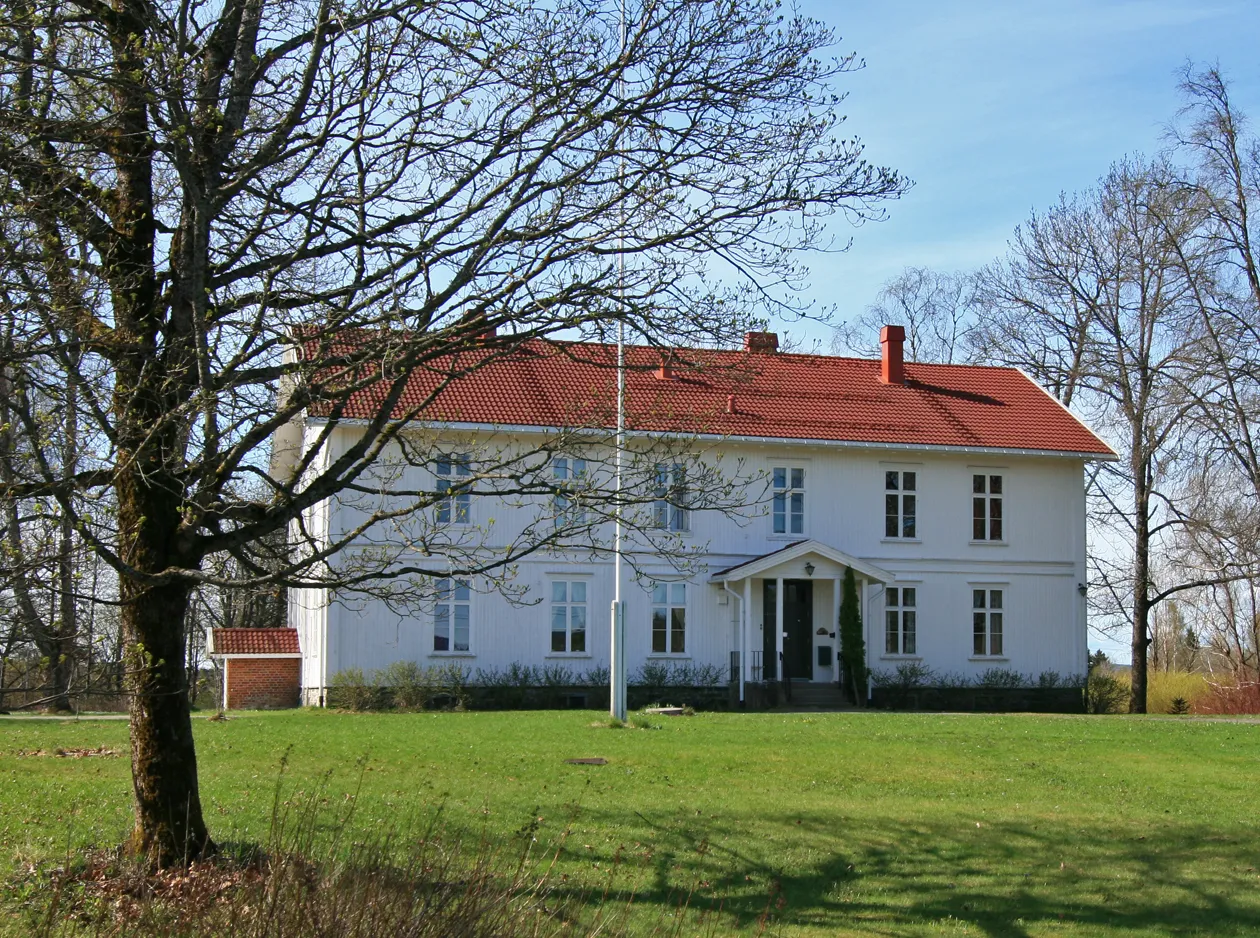 Photo showing: Eidsvoll parsonage, Eidsvoll, Norway.