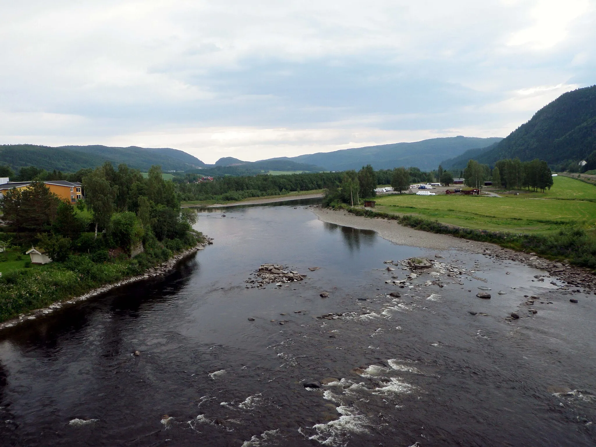 Photo showing: The river Stjørdalselva, at Hegra, in Stjørdal, Norway. Photo taken from Hegra Bridge.