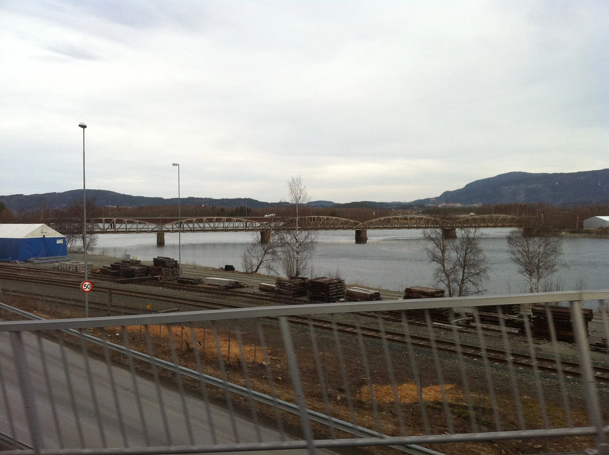 Photo showing: Road, Railroad, and Bridge Norway Feb 2014