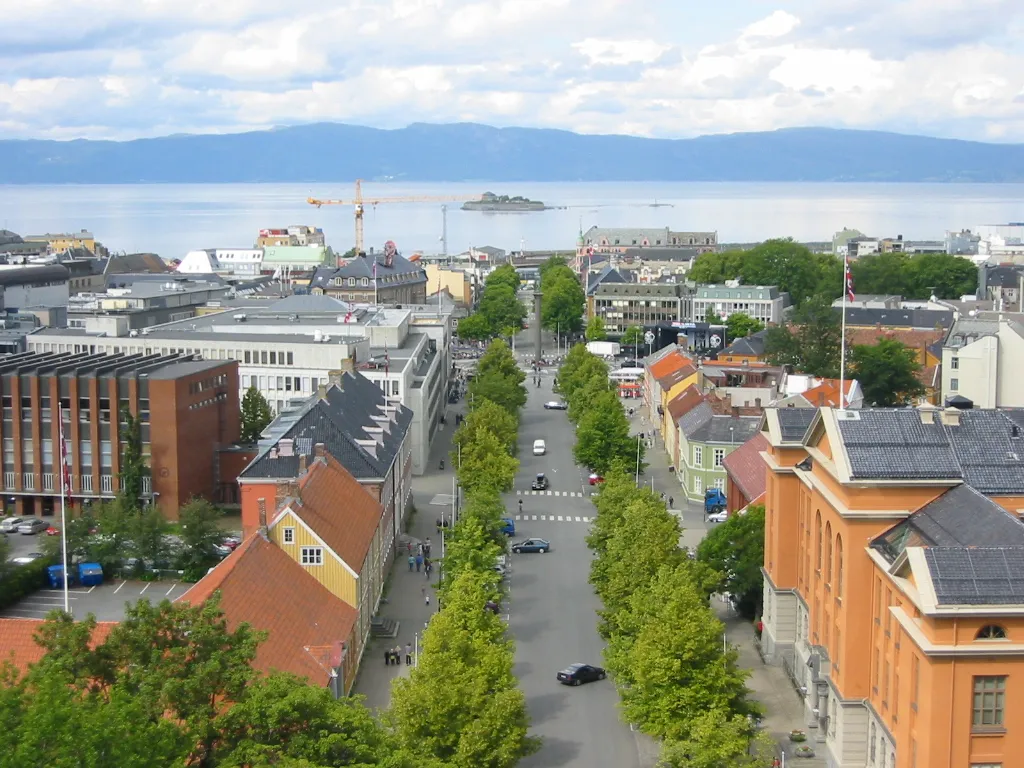 Photo showing: I took this picture myself from the tower of the Nidaros Cathedral, overlooking the centre towards north and the Trondheimsfjord.