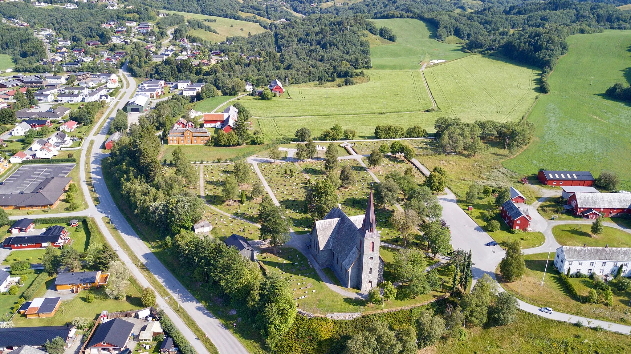 Photo showing: Orkdal kirke, med gården Gjesvål like bak. Orkdal i Trøndelag.