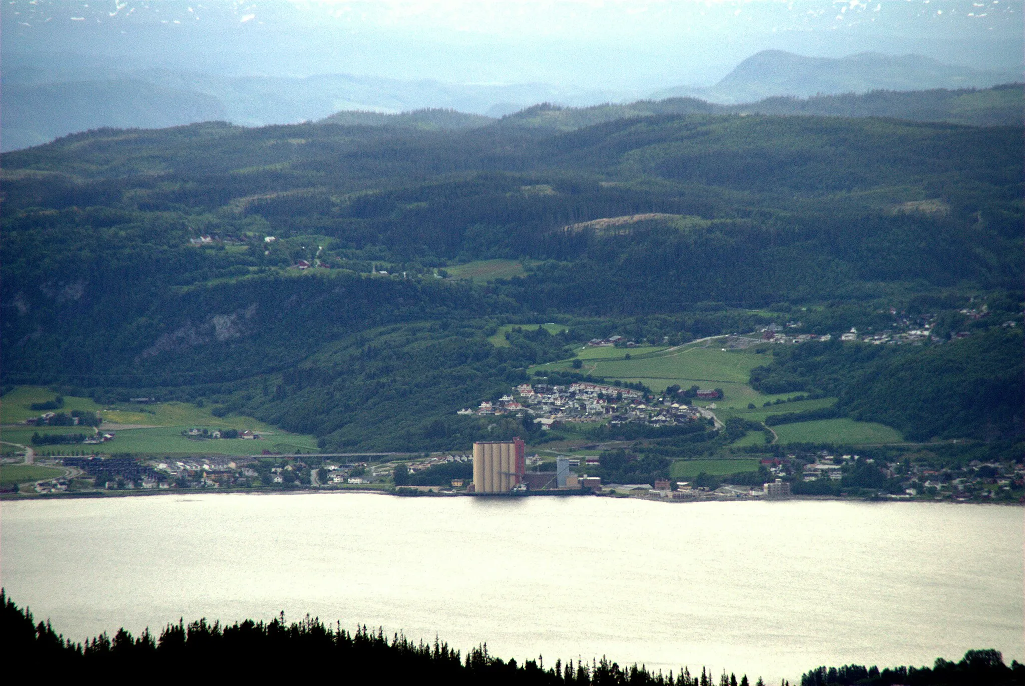 Photo showing: Buvika i Skaun og Gaulosen sett fra Storheia i Bymarka i Trondheim.