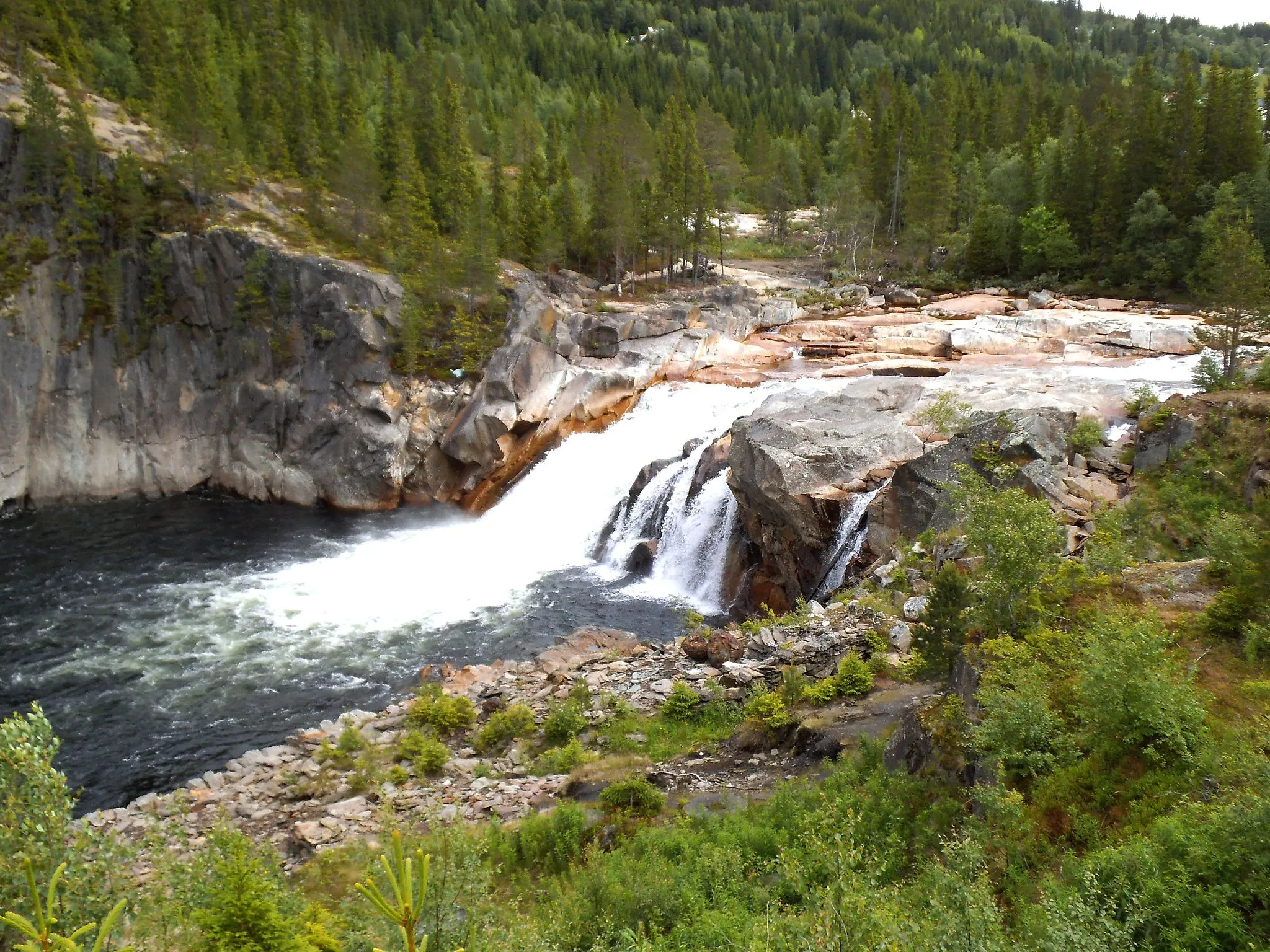 Photo showing: Eafossen is a waterfall in the river Gaula, located in Holtålen, Norway. It was earlier called Hyttfossen.