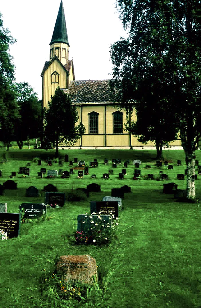 Photo showing: Church and cemetery. Trøndelag, Norway