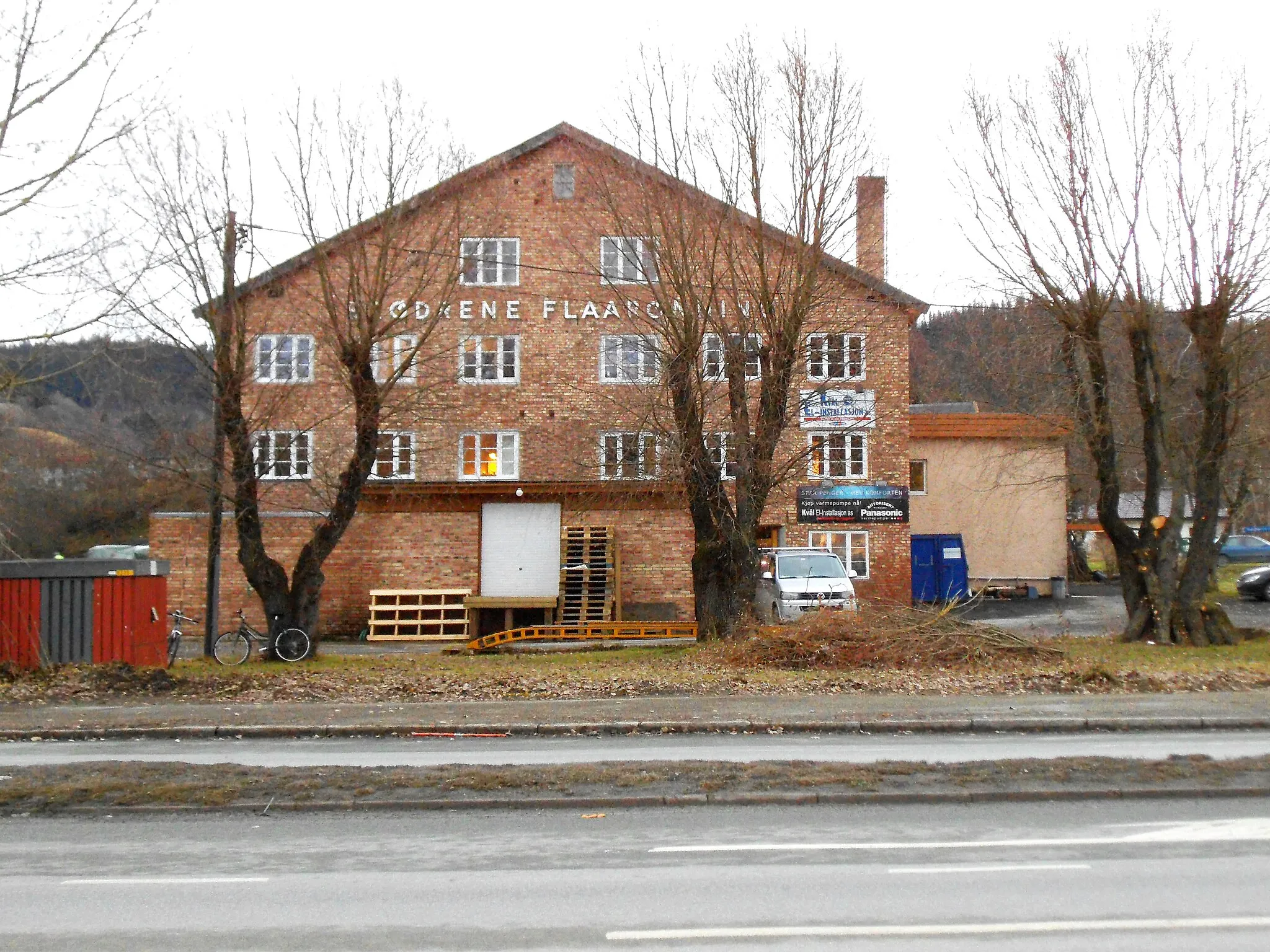 Photo showing: Brødrene Flaarønning in Ler, Melhus. The old brick building.