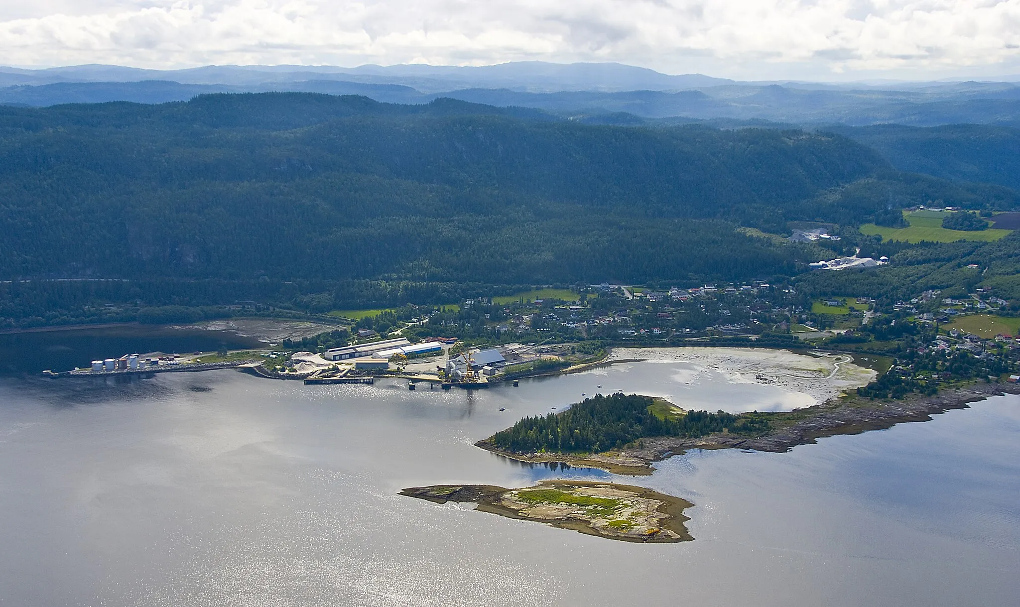 Photo showing: Muruvik havn med Flatholmen og Flatholmskjæret i forgrunnen.

Foto: Trondheim Havn/Åge Hojem