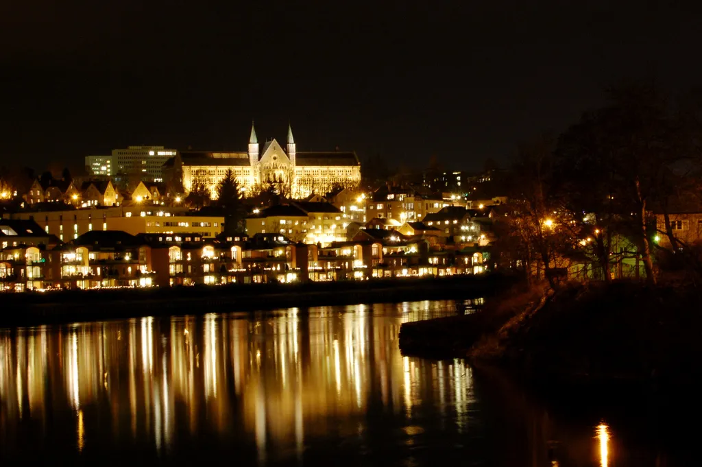 Photo showing: The main building at the NTNU Gløshaugen campus in Trondheim, as seen from Gamle Bybro by night