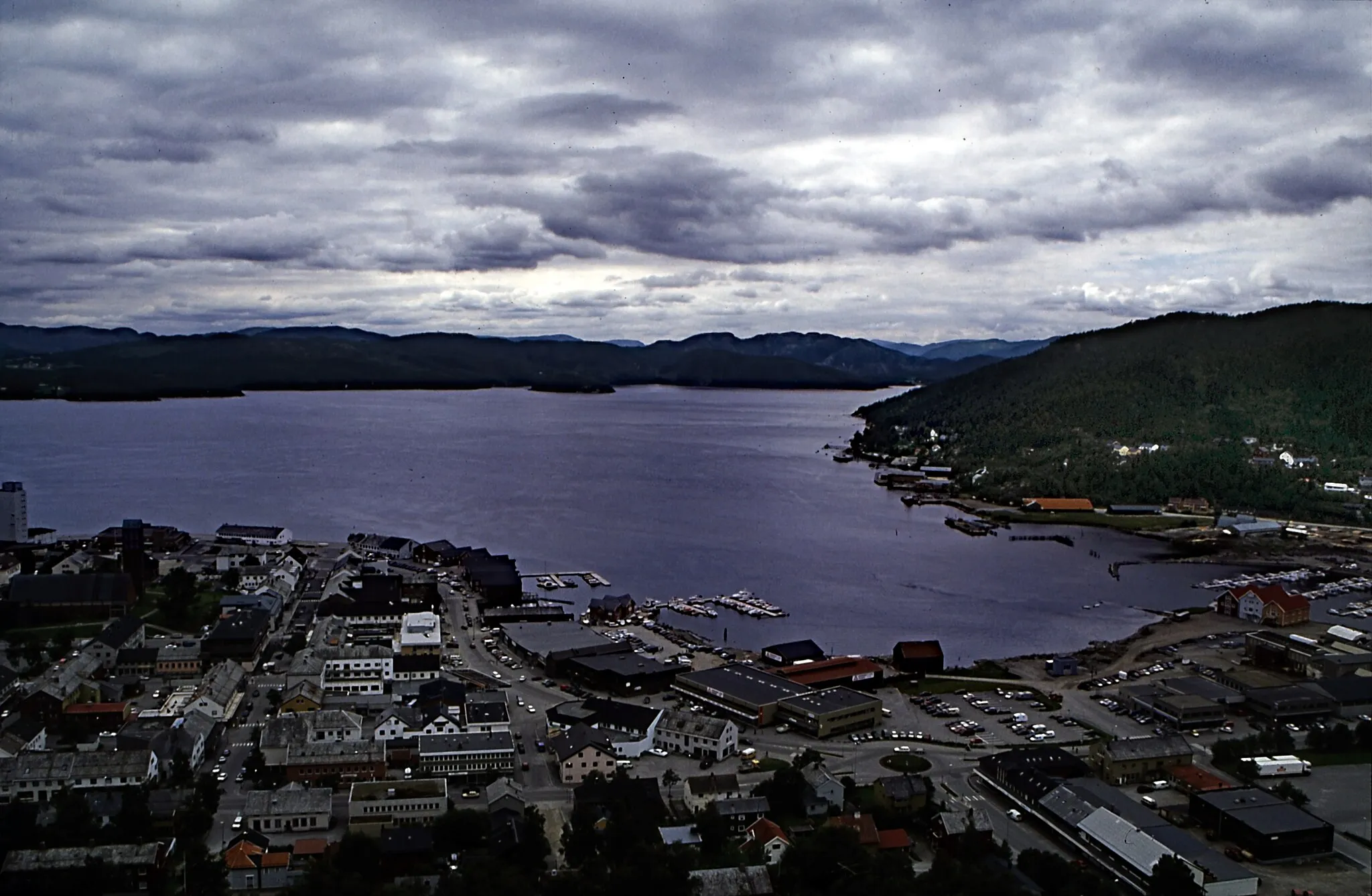 Photo showing: Fahrt von Brønnøysund über Namsos nach Trondheim (Tag 13): Blick von dem Hausberg Klompen auf die Innenstadt von Namsos