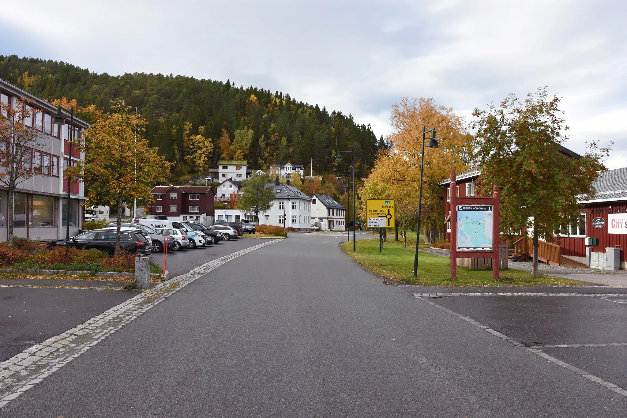 Photo showing: Malvikvegen (fylkesvei 950) gjennom Hommelvik (retning vest)