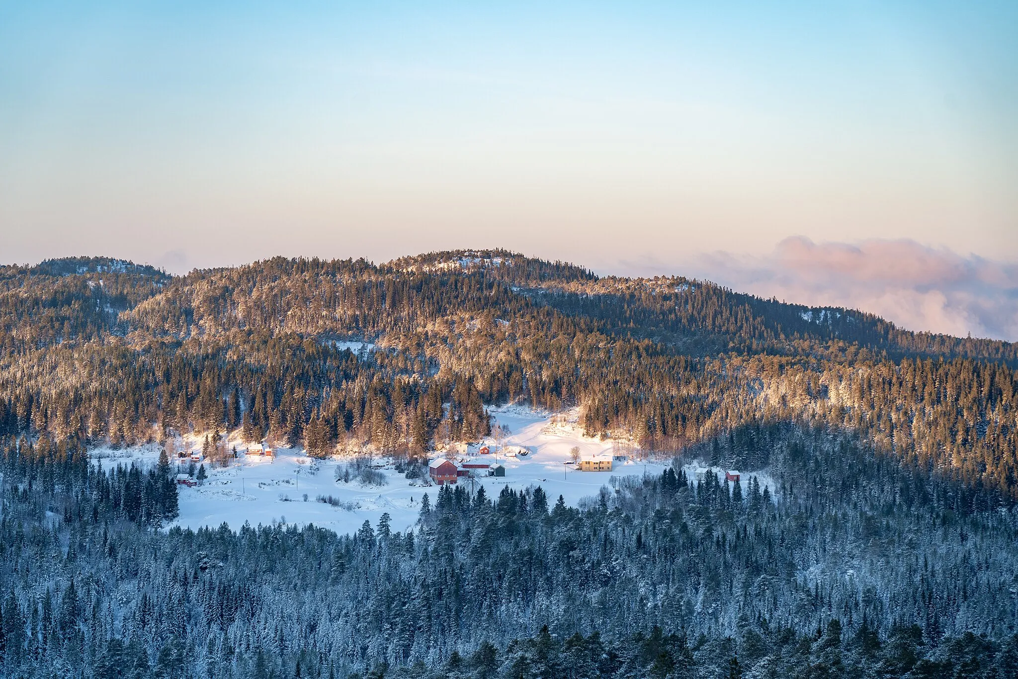 Photo showing: Tømmerdalen in Bymarka in Trondheim Norway in winter as seen from south east. Picture taken near the top of Geitfjellet.