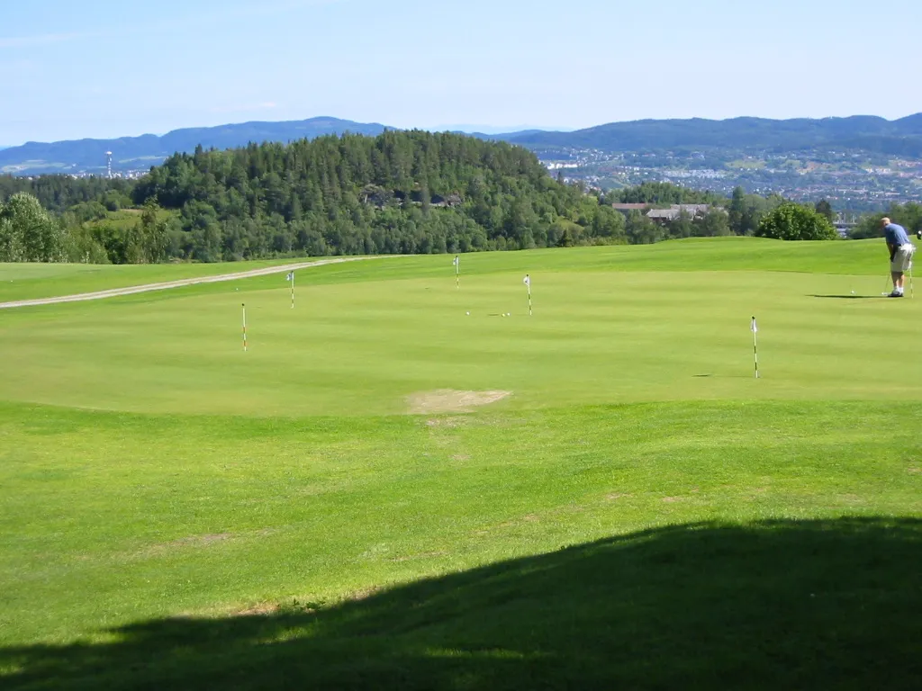 Photo showing: The golf course at Sommerseter in Bymarka, Trondheim. There is a fine view of the city and fjord. July 24 2006, view towards east.