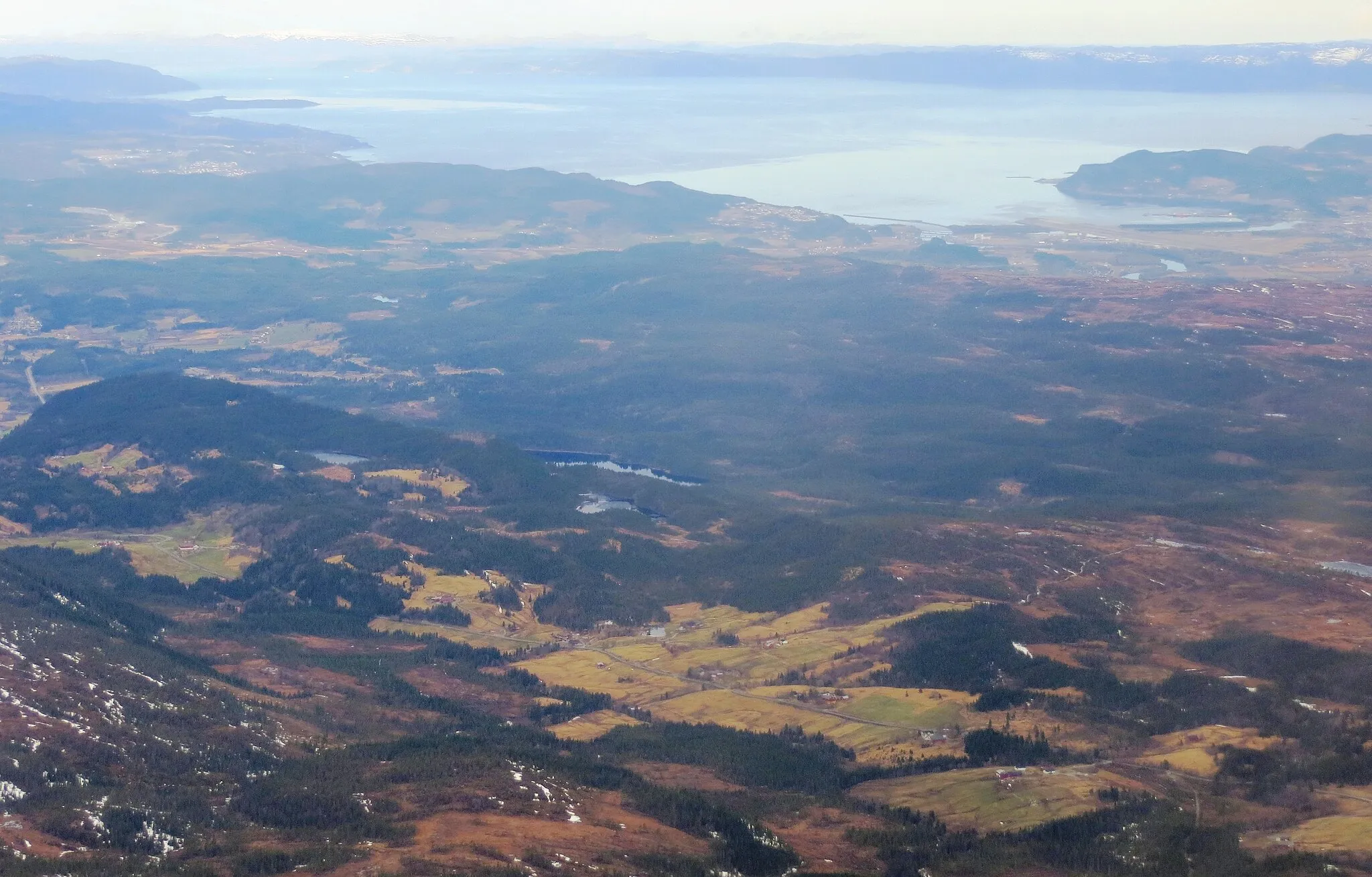 Photo showing: Aerial view from the southern hilly edge of the Stjørdalen valley, in the municipality of Stjørdal - Sør-Trøndelag, Norway