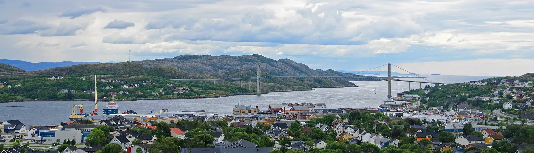 Photo showing: Utsikt over Rørvik og Nærøysundet sett fra byfjellet Gluggen