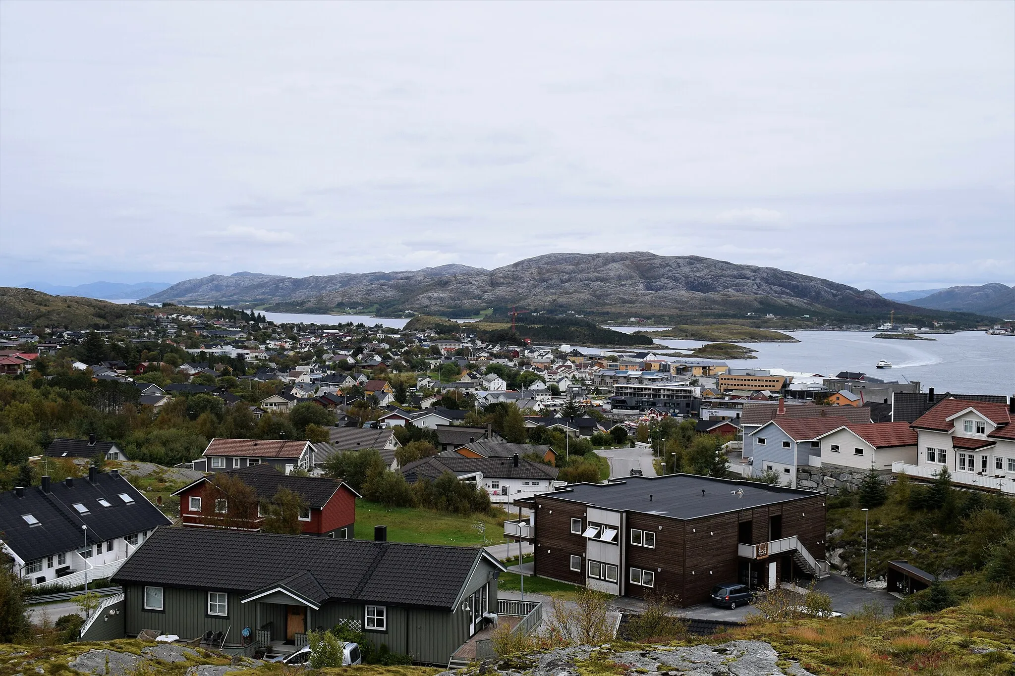 Photo showing: Rørvik og Nærøysundet sett i østlig retning fra Byåsen.