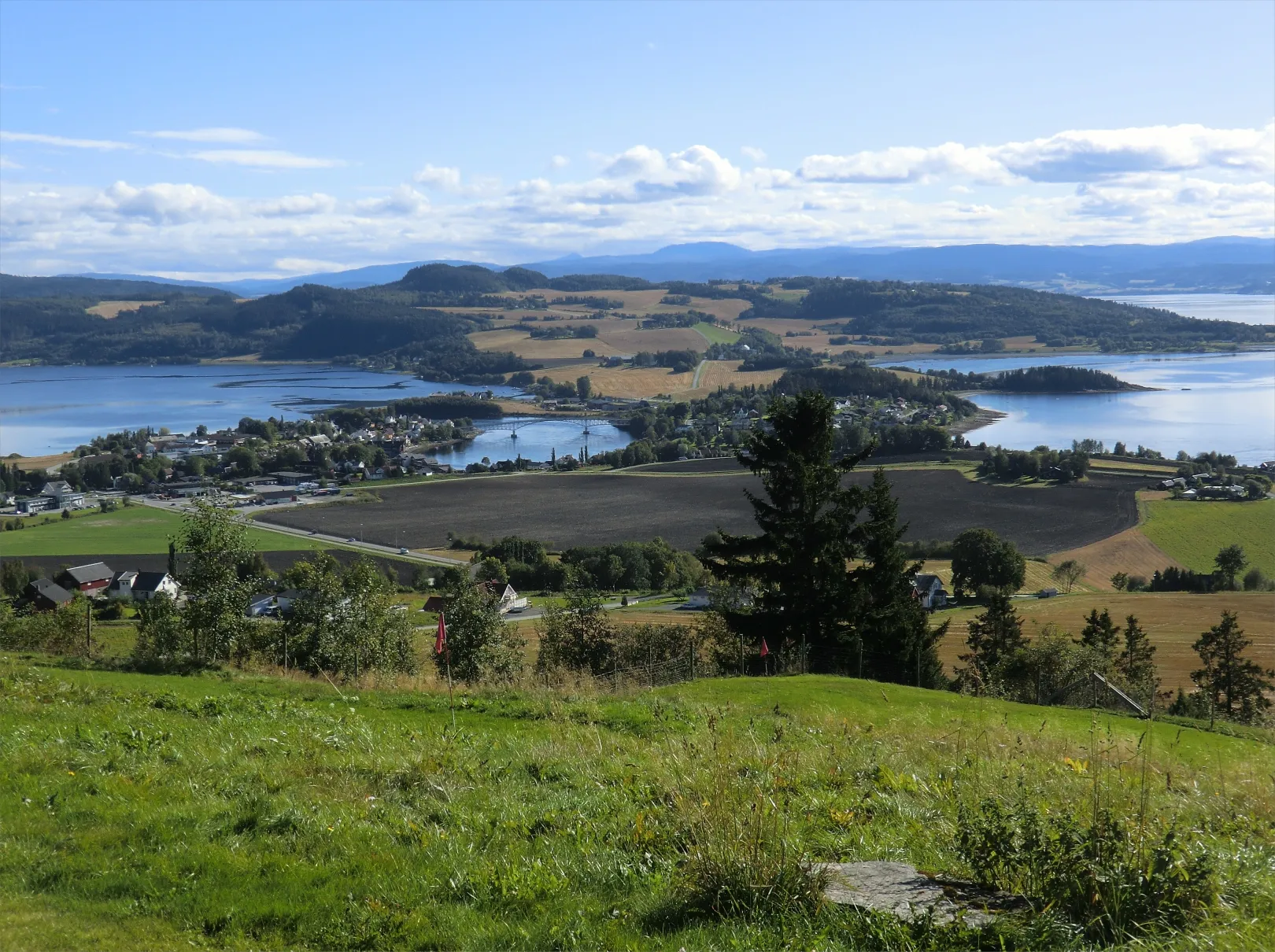 Photo showing: Straumen midt i bildet, Børgin til venstre og hovedfjorden til høyre.