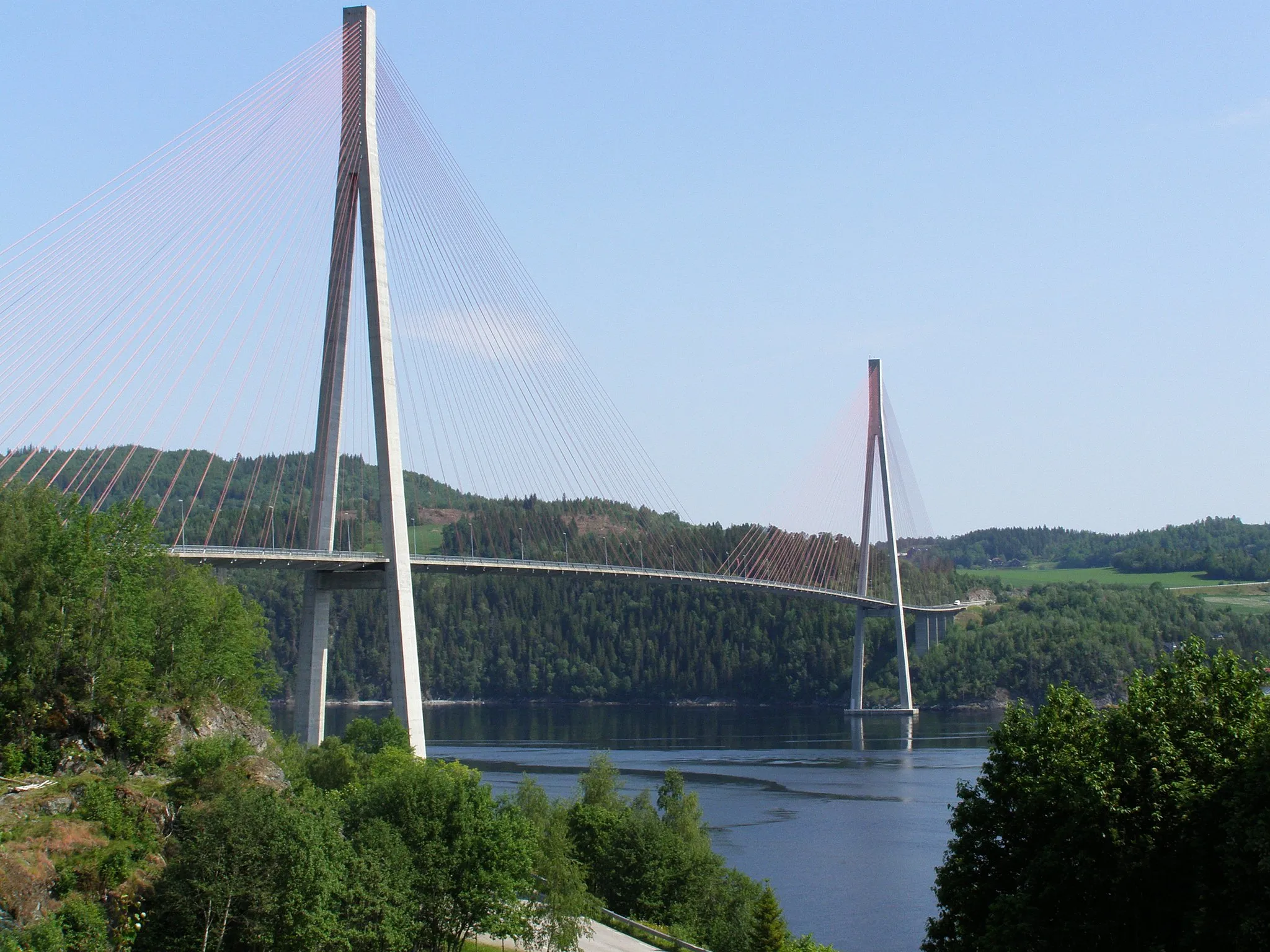 Photo showing: The Skarnsund Bridge is a 530 m main span long concrete cable-stayed bridge that crosses the sound Skarnsundet in Norway