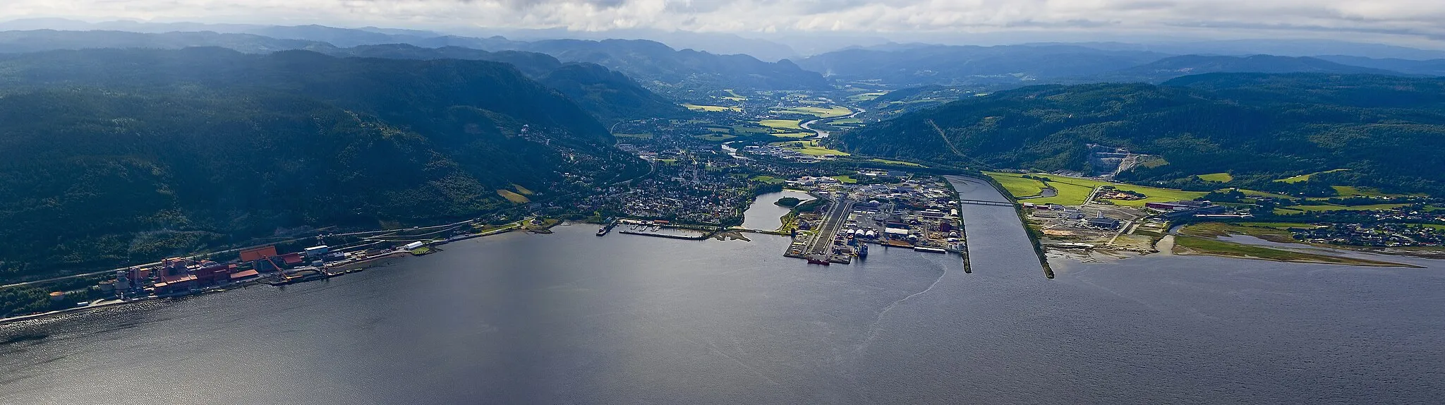 Photo showing: Orkanger fra fjordsiden.

Foto: Trondheim Havn/Åge Hojem.