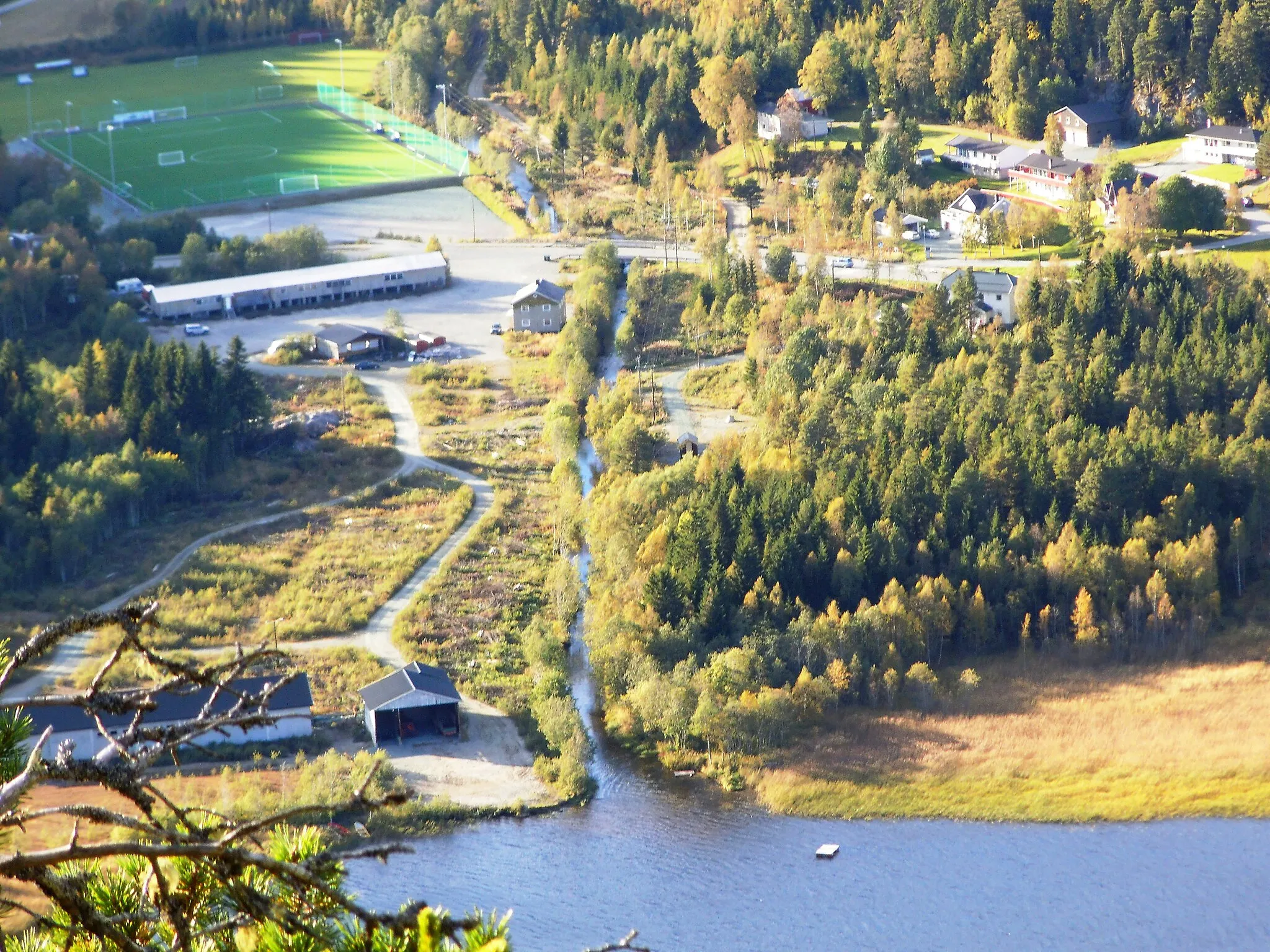 Photo showing: The river Bøvra as it flows into the lake Gaustadvatnet. The old sawmill is on the left side.