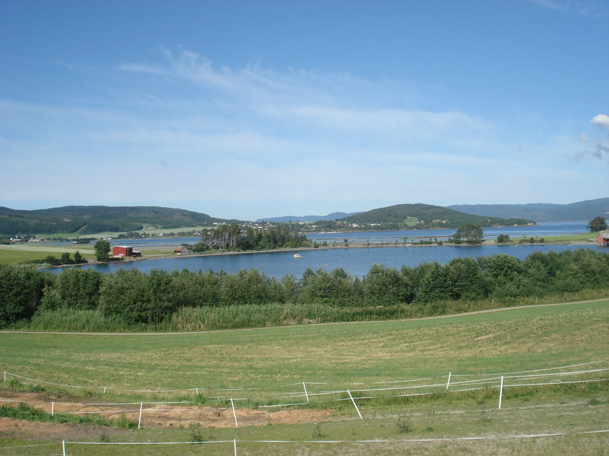 Photo showing: Minnestein over myrmenn på Framnes, Ekne.