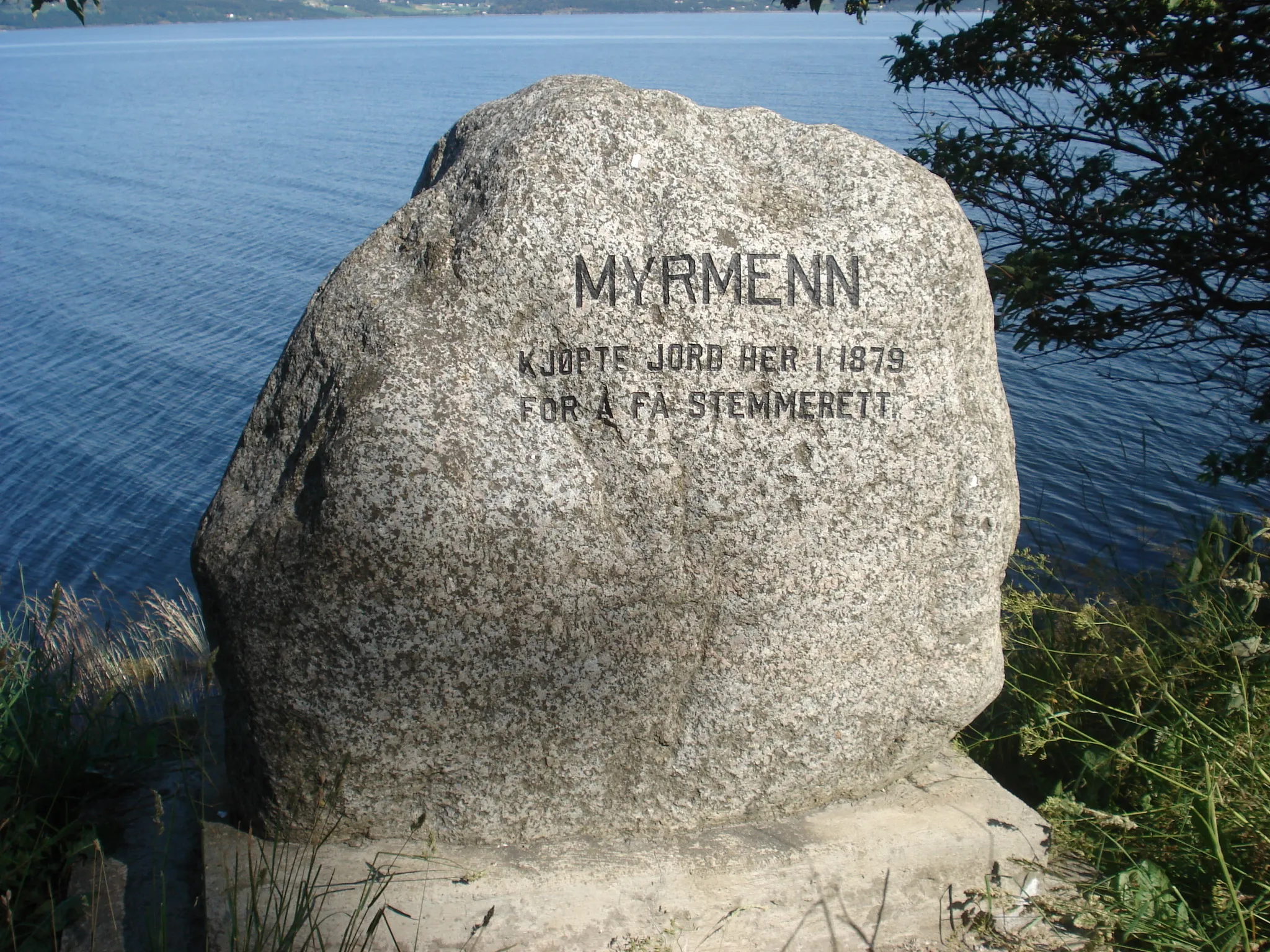 Photo showing: Minnesteinen over myrmenn på Framnes på Ekne